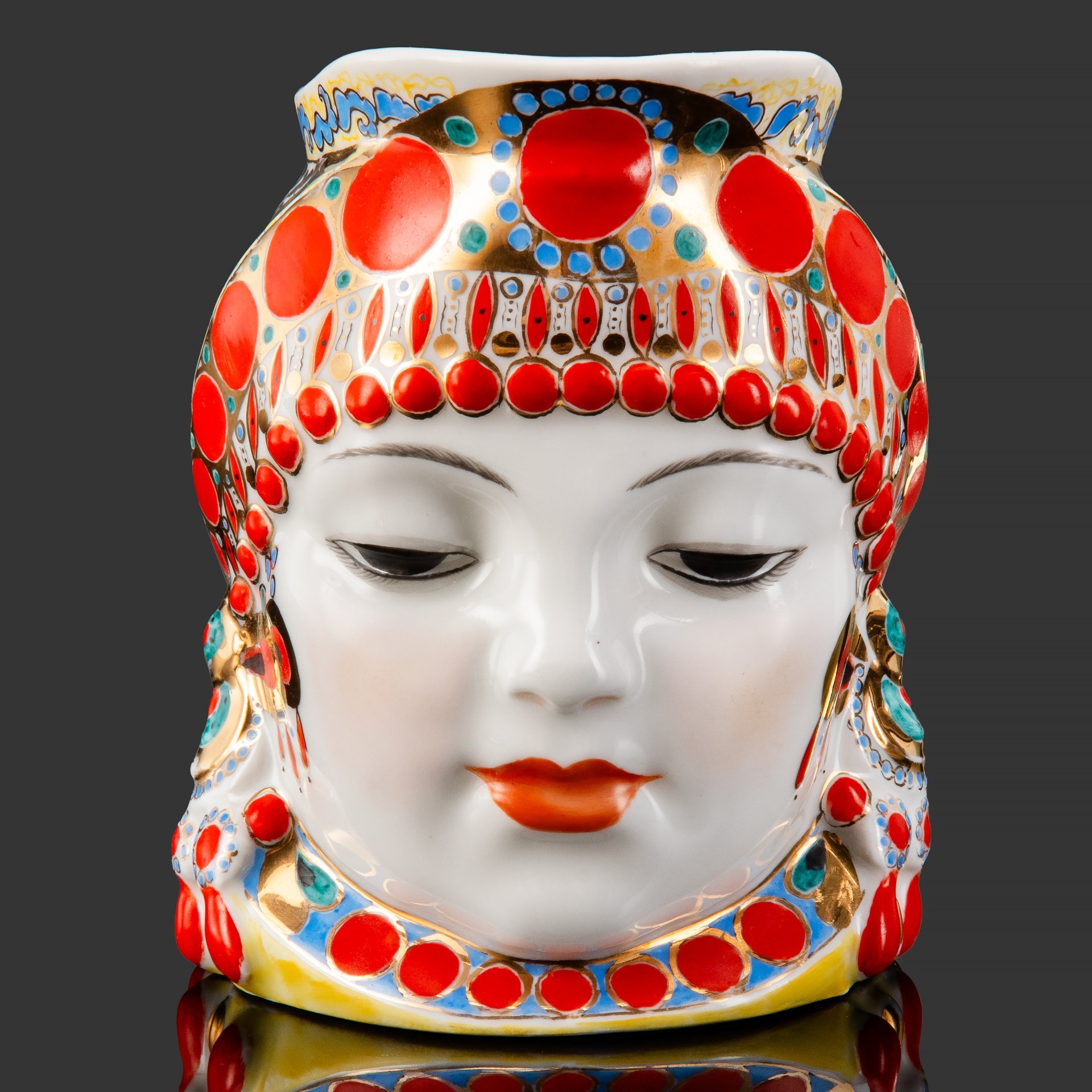 Кружка декоративная "Молоко", скульптор Данько Н.Я., художник Воробьевский А.В., фарфор, роспись, золочение, Ленинградский фарфоровый завод (ЛФЗ), СССР, 1950-1959 гг.