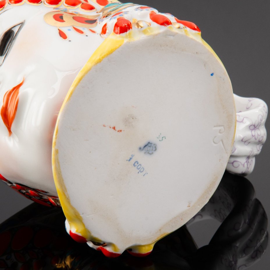 Кружка декоративная "Молоко", скульптор Данько Н.Я., художник Воробьевский А.В., фарфор, роспись, золочение, Ленинградский фарфоровый завод (ЛФЗ), СССР, 1950-1959 гг.