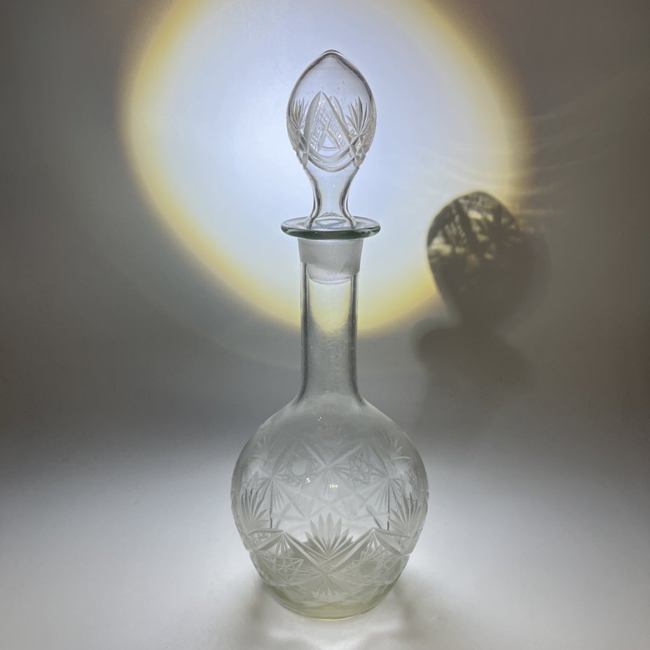 Графин с резным геометрическим декором