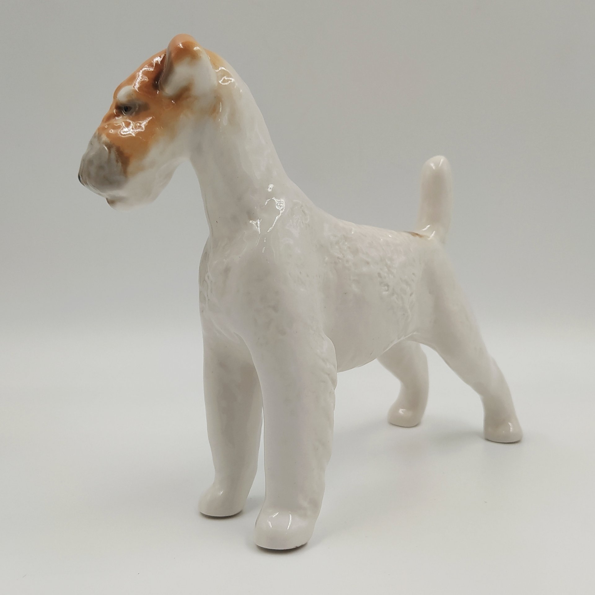 Статуэтка "Эрдельтерьер", скульптор Б.Я. Воробьев, фарфор, аэрография, Ленинградский фарфоровый завод (ЛФЗ), СССР, 1970-1990 гг.