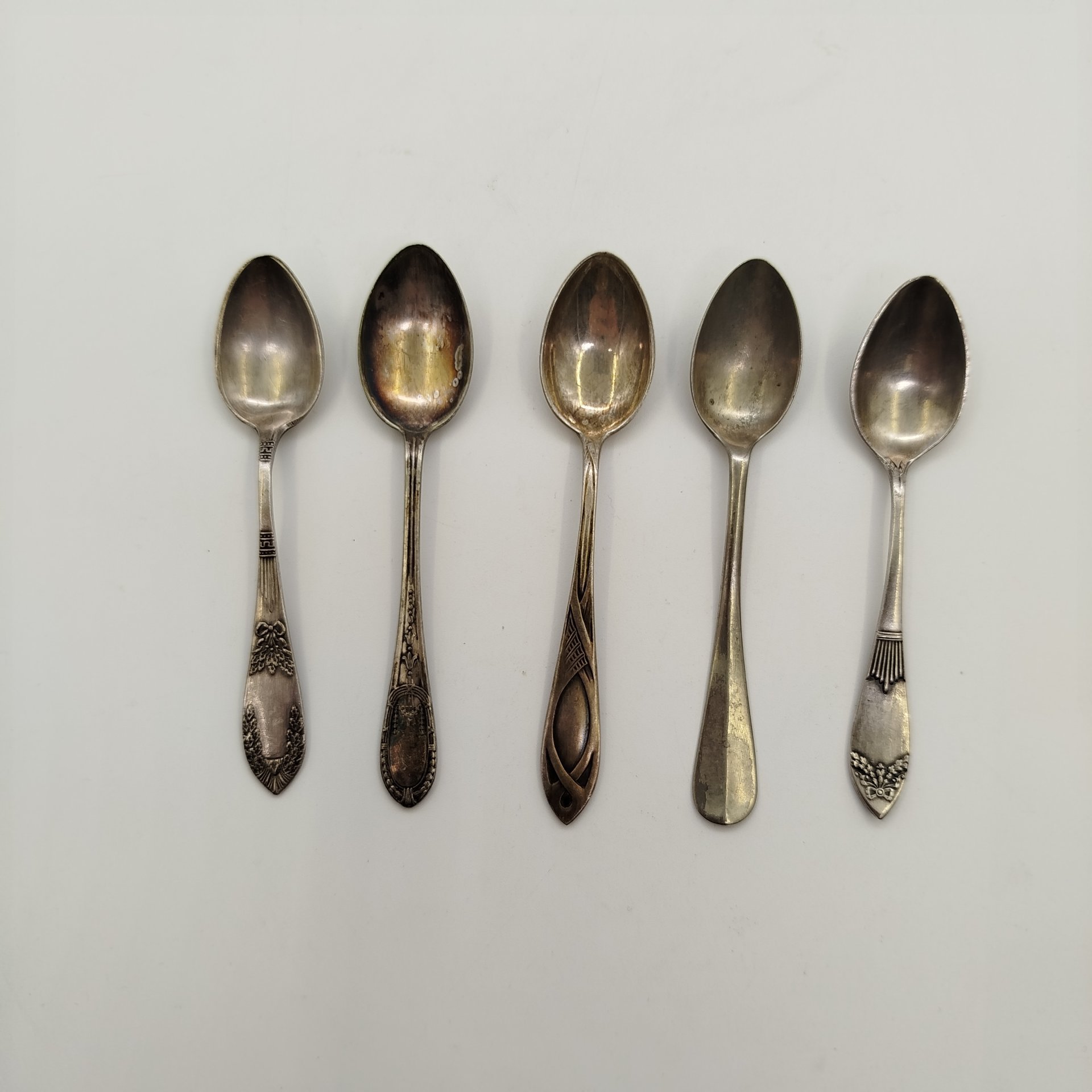 Набор из пяти кофейных ложек в разном стиле