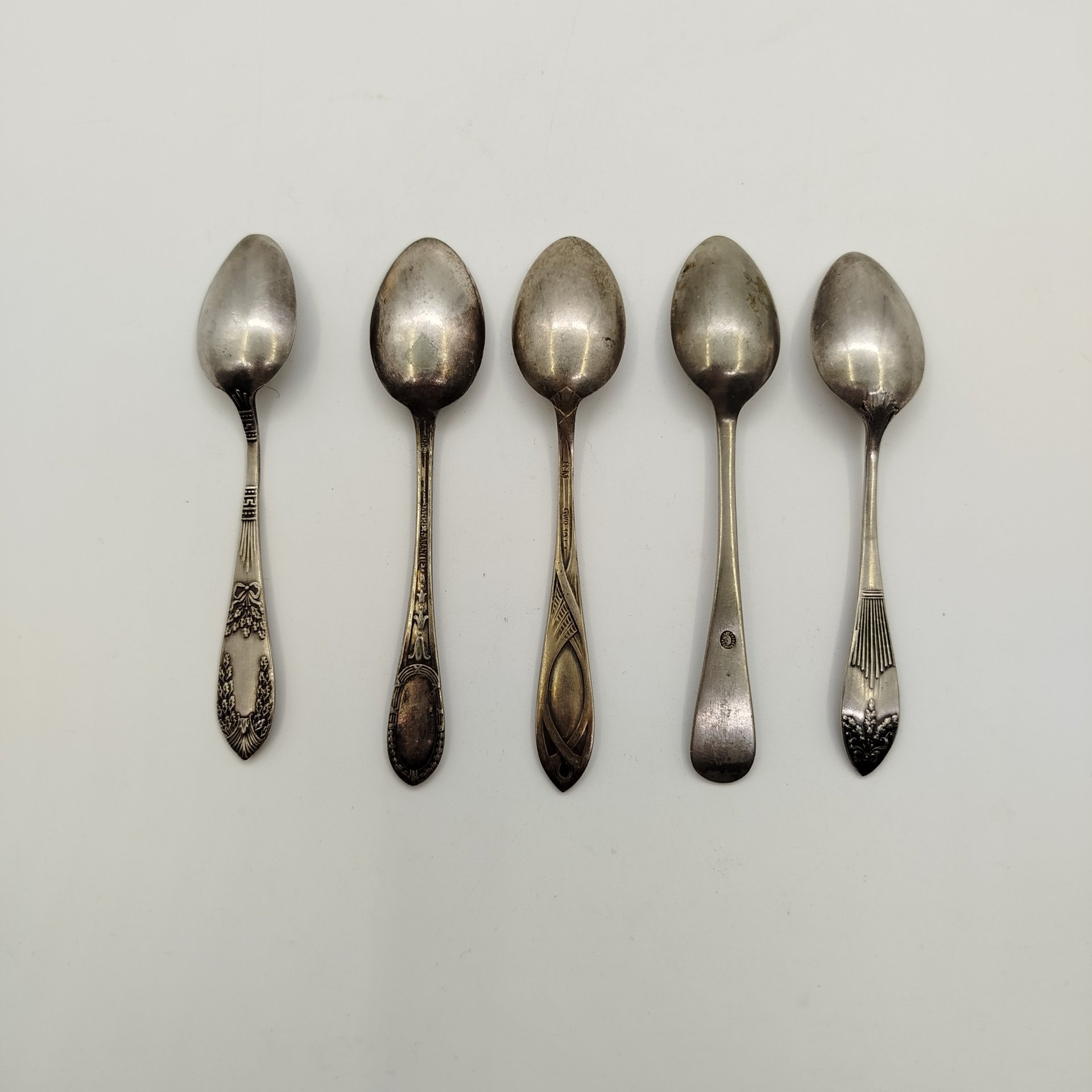 Набор из пяти кофейных ложек в разном стиле