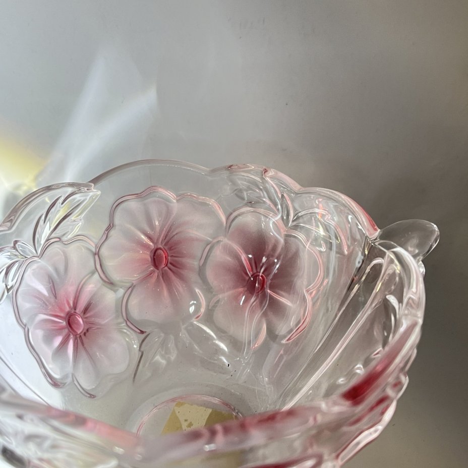 Ваза для конфет с цветочным декором и фигурным бортом