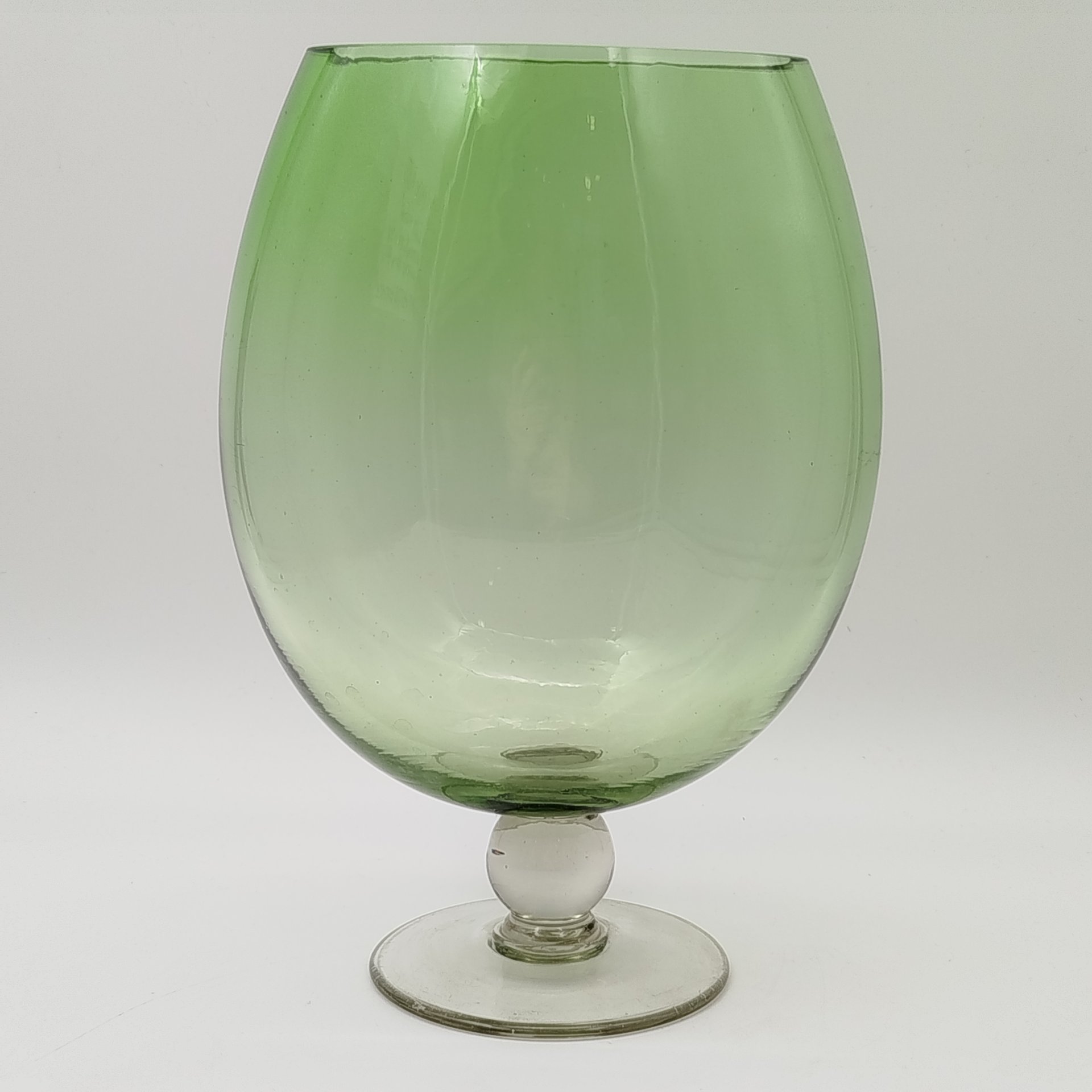 Ваза зеленого оттенка в форме кубка с массивной чашей и шарообразным элементом на ножке