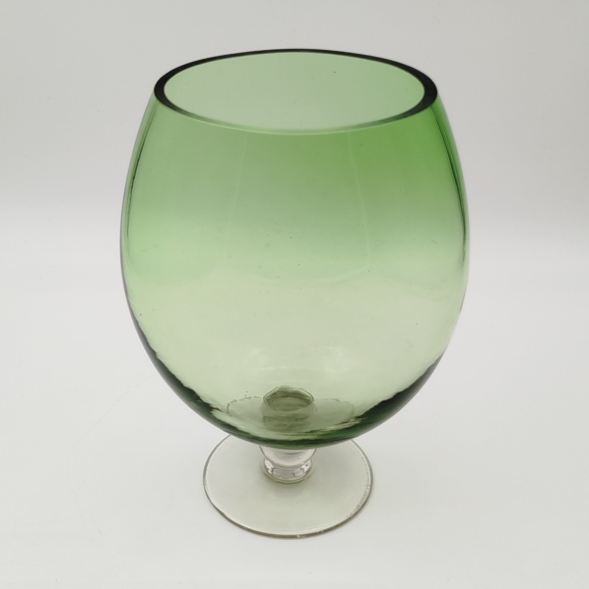 Ваза зеленого оттенка в форме кубка с массивной чашей и шарообразным элементом на ножке
