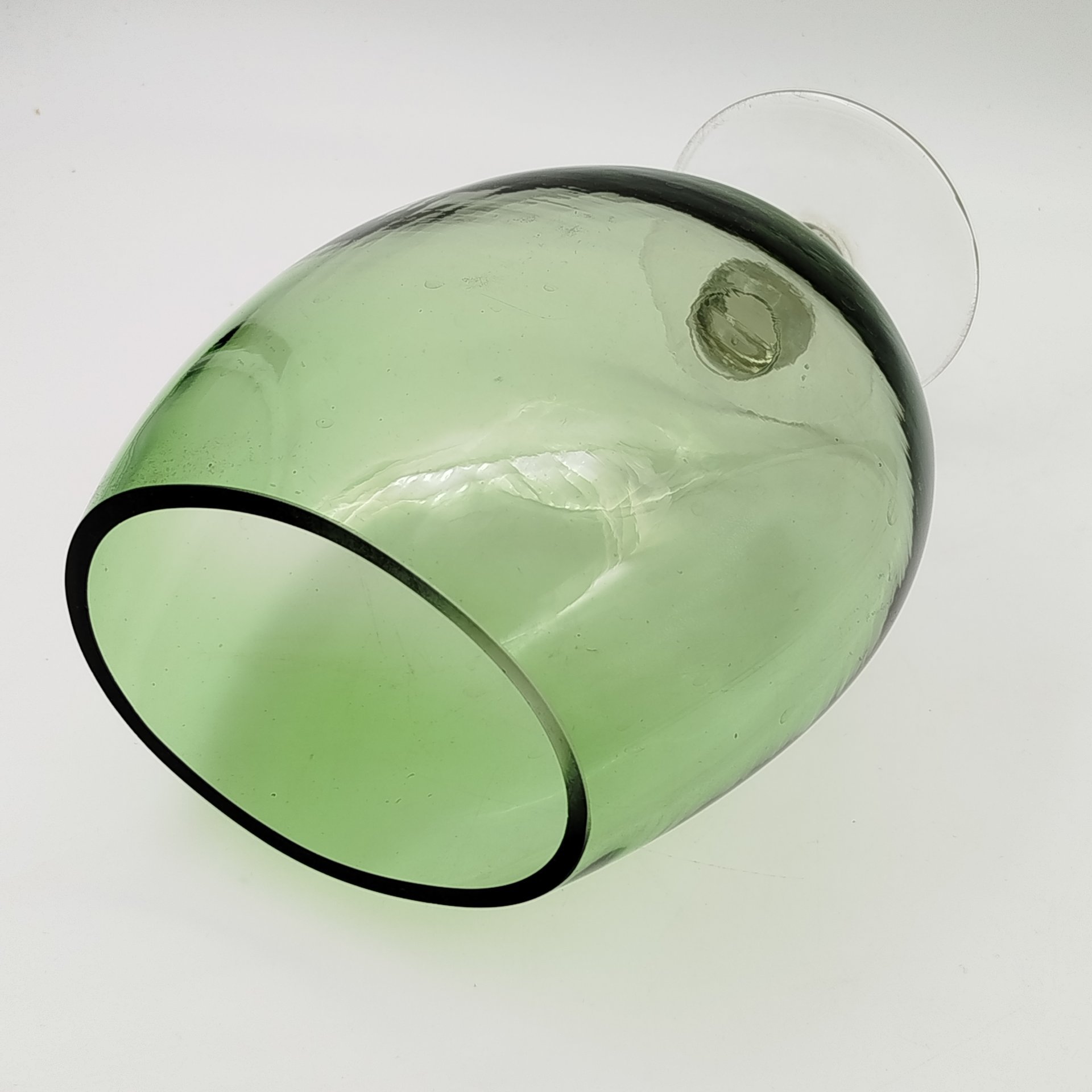 Ваза зеленого оттенка в форме кубка с массивной чашей и шарообразным элементом на ножке