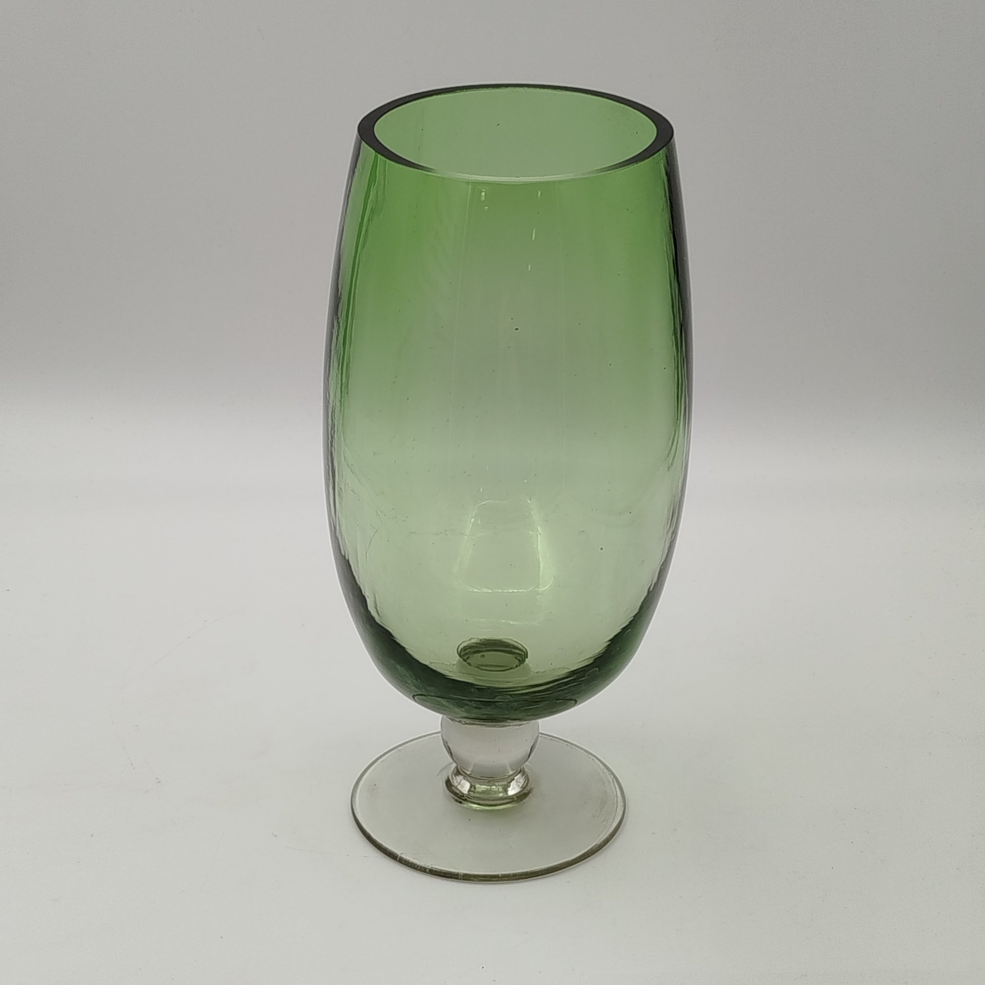 Ваза зеленого оттенка в форме кубка с массивной чашей и шарообразным элементом на ножке