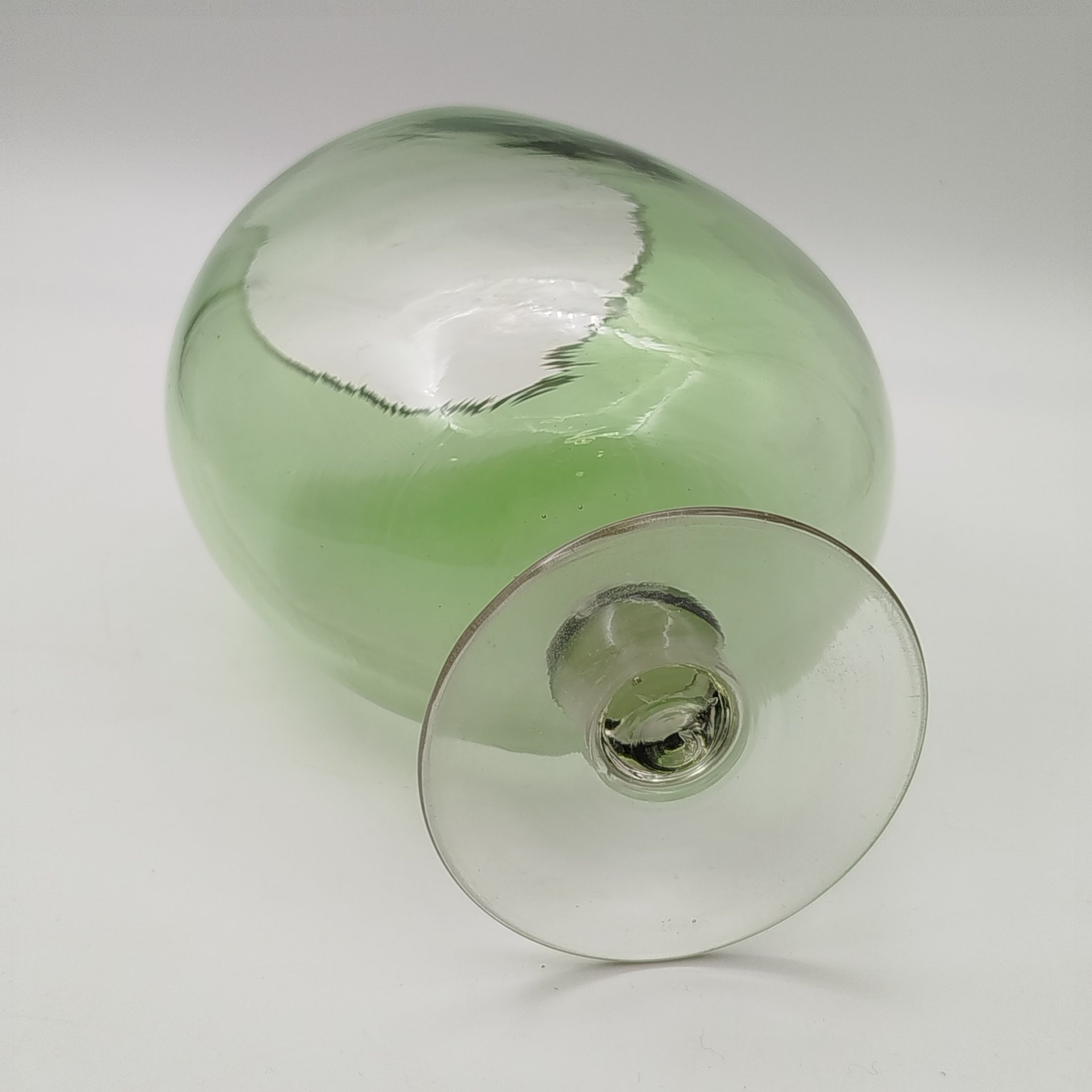 Ваза зеленого оттенка в форме кубка с массивной чашей и шарообразным элементом на ножке