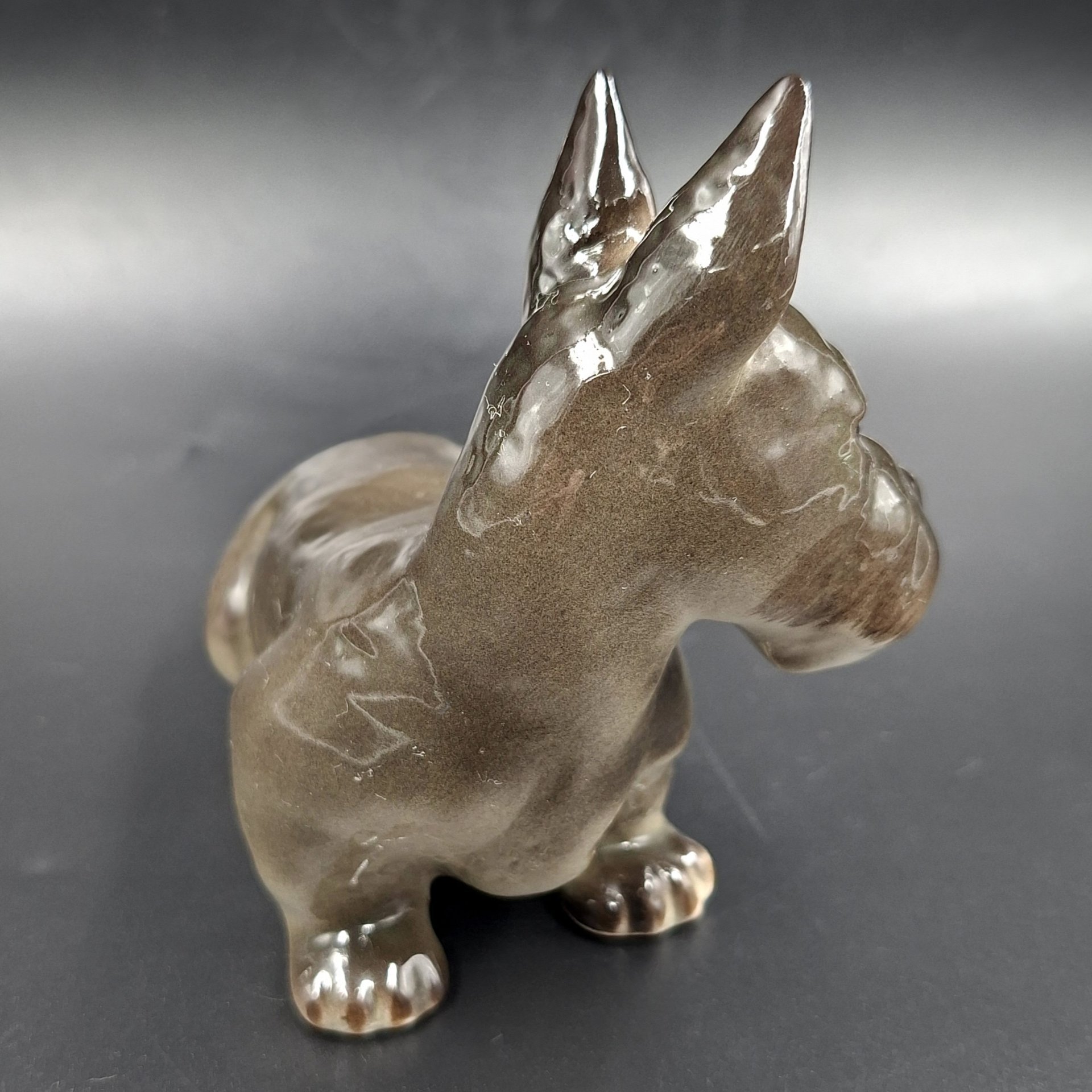 Статуэтка "Скотч-терьер", скульптор П.П. Веселов, фарфор, аэрография, Ленинградский фарфоровый завод (ЛФЗ), СССР, 1970-1992 гг.