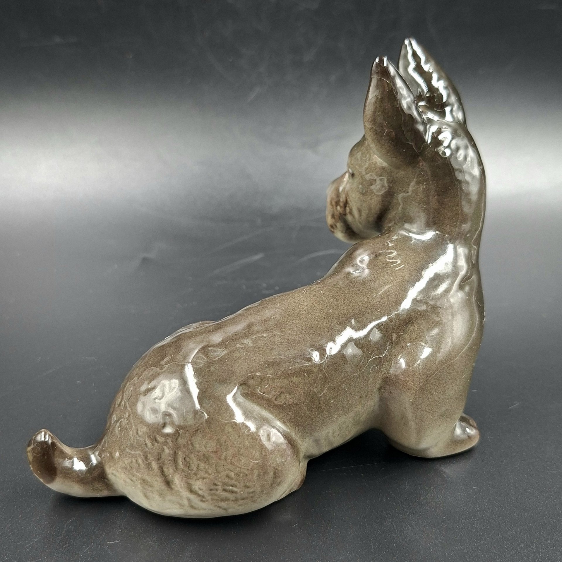 Статуэтка "Скотч-терьер", скульптор П.П. Веселов, фарфор, аэрография, Ленинградский фарфоровый завод (ЛФЗ), СССР, 1970-1992 гг.