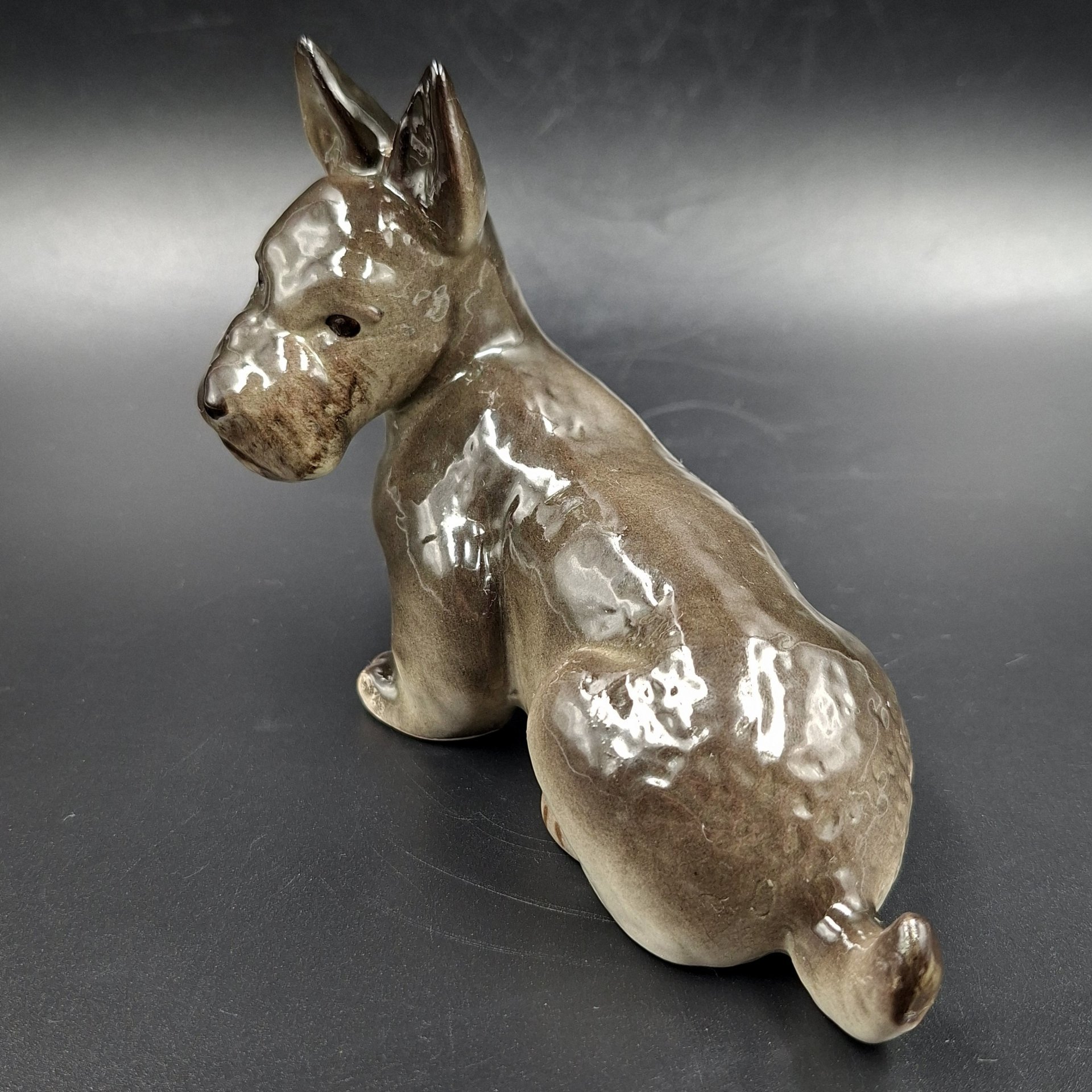 Статуэтка "Скотч-терьер", скульптор П.П. Веселов, фарфор, аэрография, Ленинградский фарфоровый завод (ЛФЗ), СССР, 1970-1992 гг.