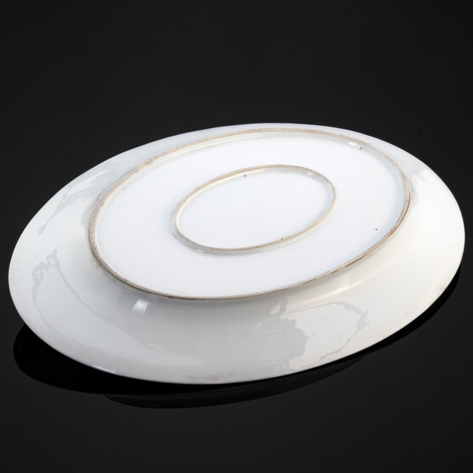 Блюдо овальной формы с изящным растительным орнаментом вдоль борта, клеймо в тесте "S"