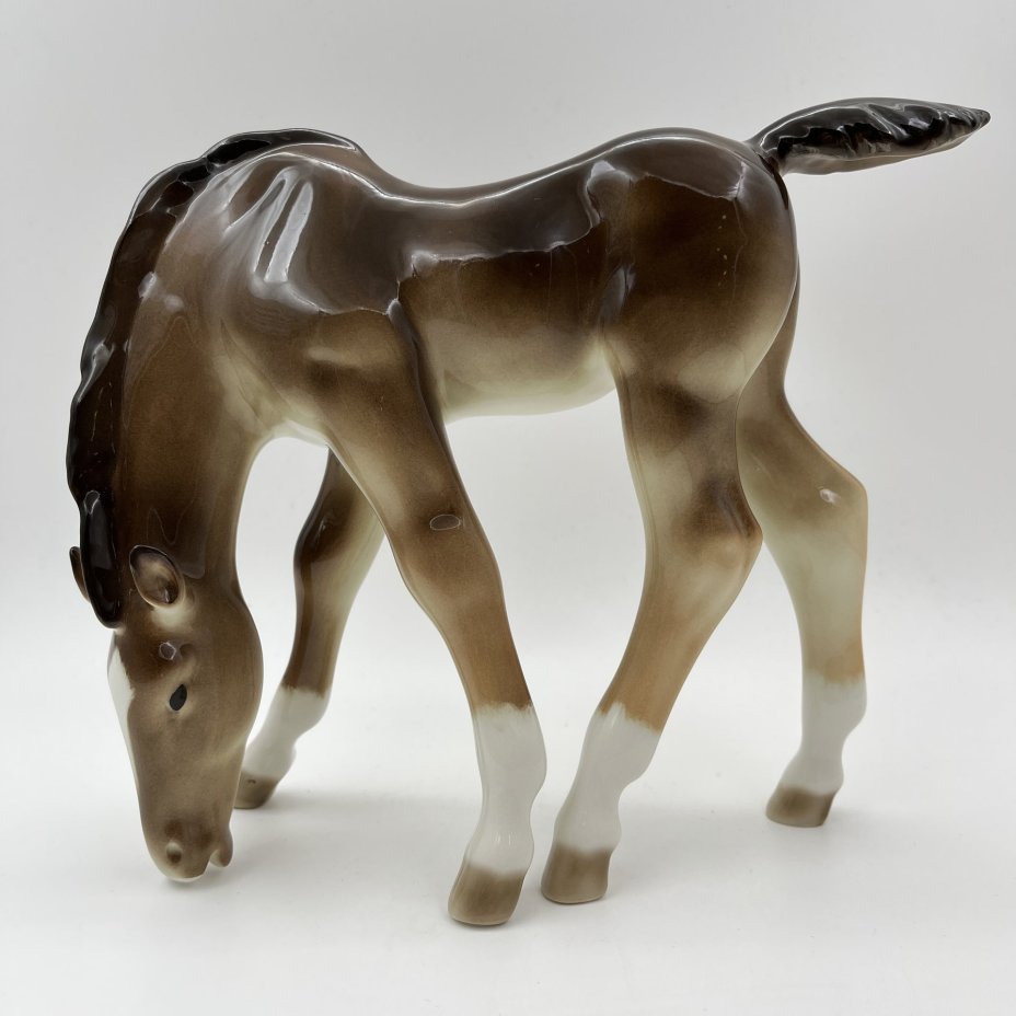 Статуэтка "Жеребёнок пасущийся (гнедой)", скульптор Б.Я. Воробьев, фарфор, роспись, аэрография, Ленинградский фарфоровый завод (ЛФЗ), Российская Федерация, 1991-2005 гг.