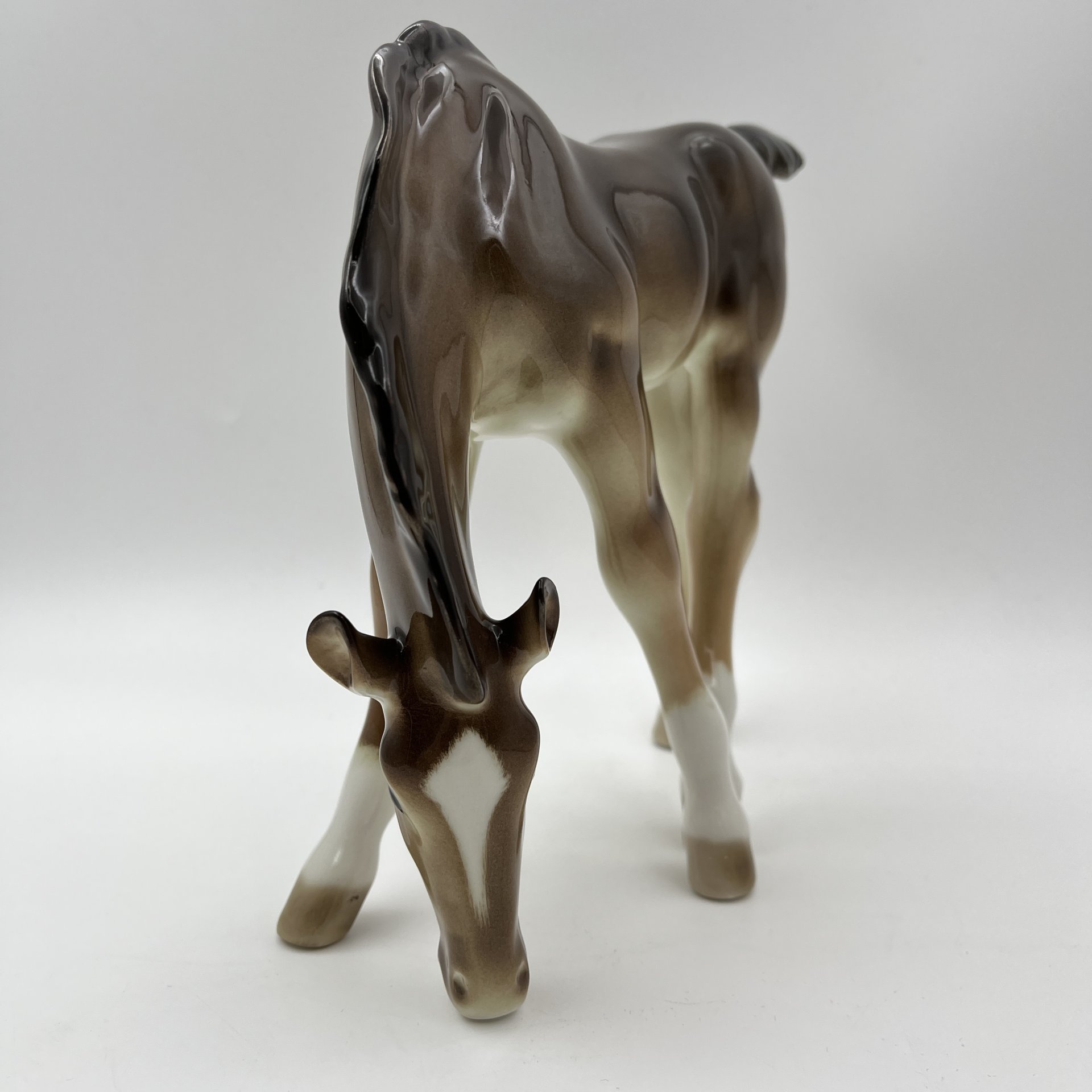 Статуэтка "Жеребёнок пасущийся (гнедой)", скульптор Б.Я. Воробьев, фарфор, роспись, аэрография, Ленинградский фарфоровый завод (ЛФЗ), Российская Федерация, 1991-2005 гг.