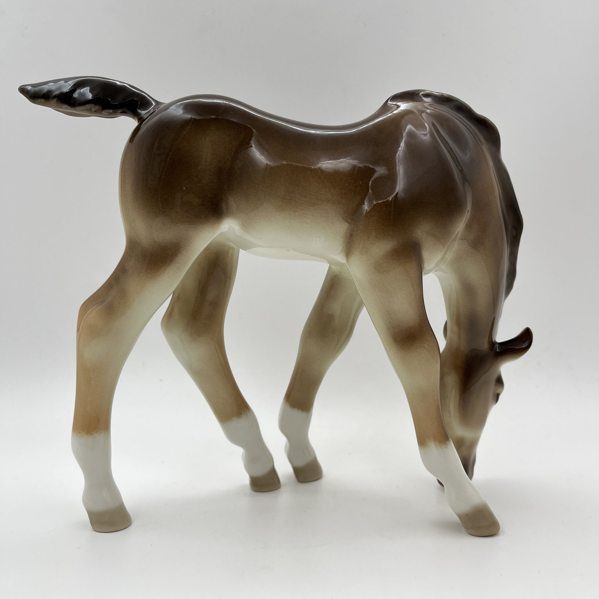 Статуэтка "Жеребёнок пасущийся (гнедой)", скульптор Б.Я. Воробьев, фарфор, роспись, аэрография, Ленинградский фарфоровый завод (ЛФЗ), Российская Федерация, 1991-2005 гг.