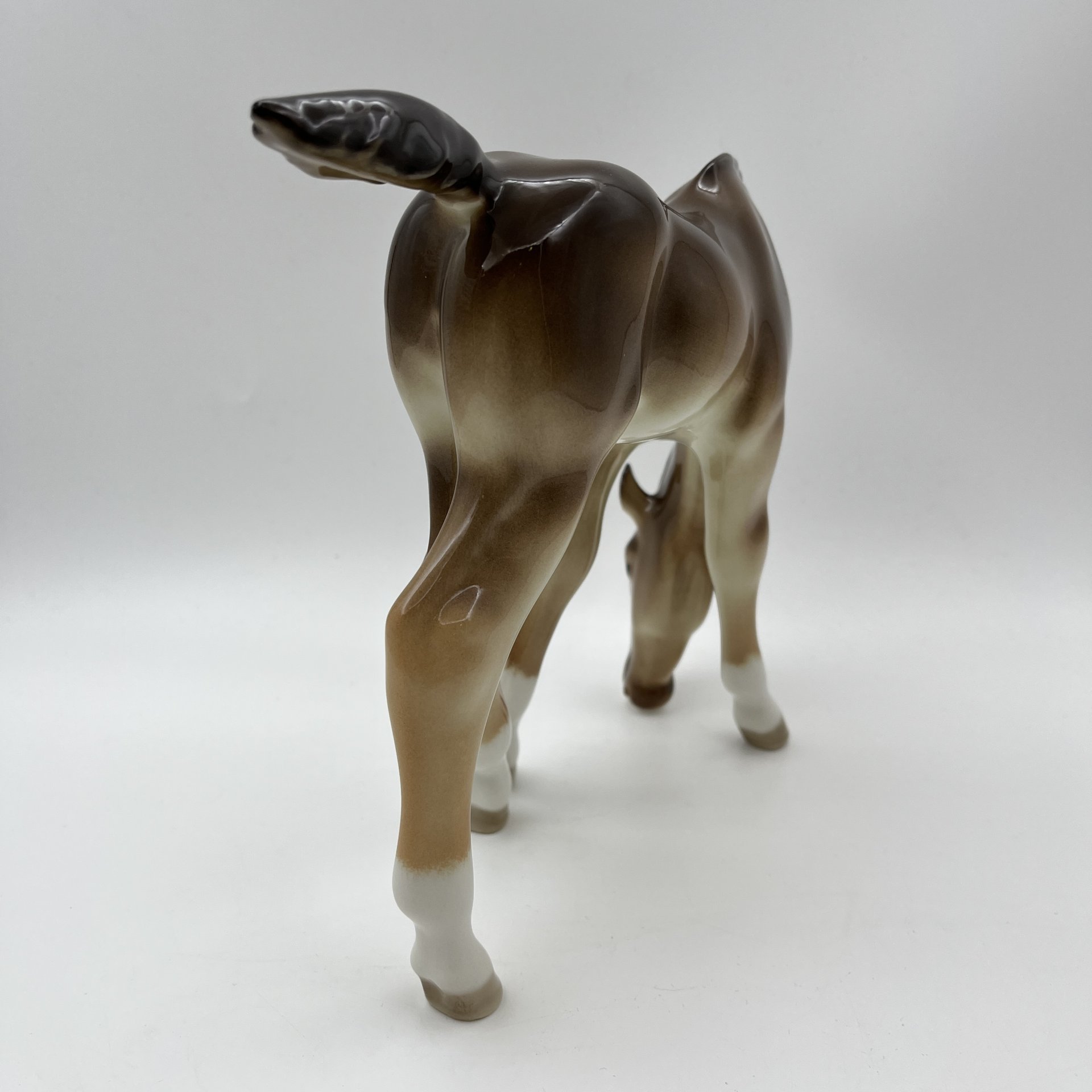 Статуэтка "Жеребёнок пасущийся (гнедой)", скульптор Б.Я. Воробьев, фарфор, роспись, аэрография, Ленинградский фарфоровый завод (ЛФЗ), Российская Федерация, 1991-2005 гг.