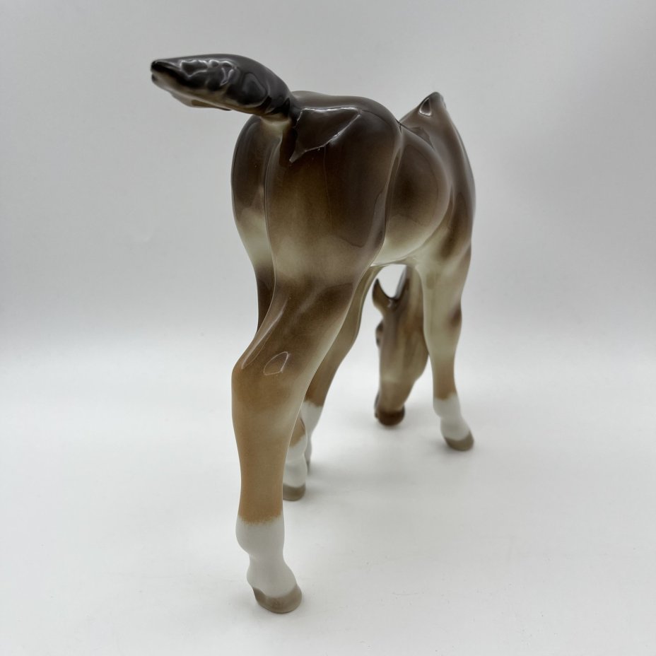 Статуэтка "Жеребёнок пасущийся (гнедой)", скульптор Б.Я. Воробьев, фарфор, роспись, аэрография, Ленинградский фарфоровый завод (ЛФЗ), Российская Федерация, 1991-2005 гг.