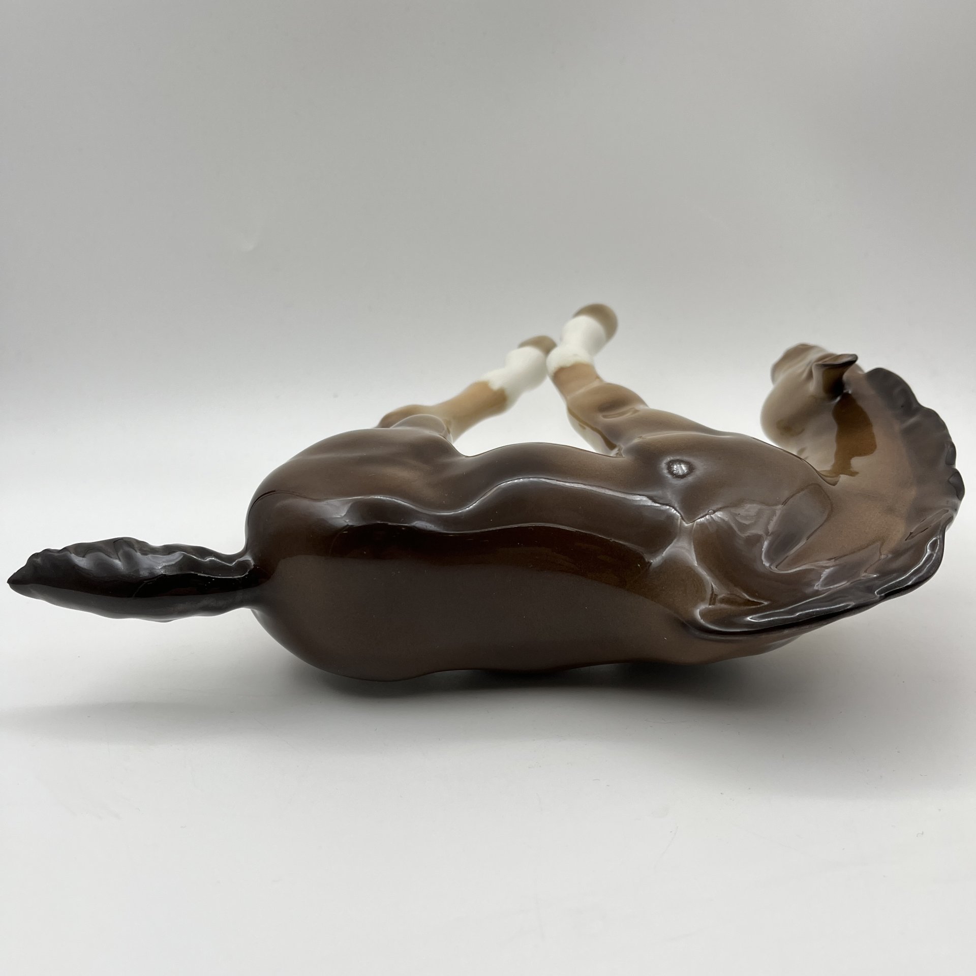 Статуэтка "Жеребёнок пасущийся (гнедой)", скульптор Б.Я. Воробьев, фарфор, роспись, аэрография, Ленинградский фарфоровый завод (ЛФЗ), Российская Федерация, 1991-2005 гг.