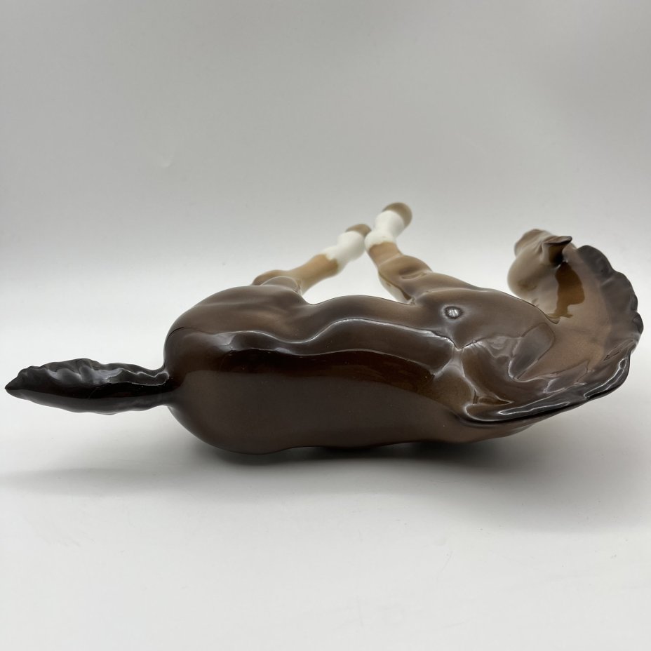 Статуэтка "Жеребёнок пасущийся (гнедой)", скульптор Б.Я. Воробьев, фарфор, роспись, аэрография, Ленинградский фарфоровый завод (ЛФЗ), Российская Федерация, 1991-2005 гг.