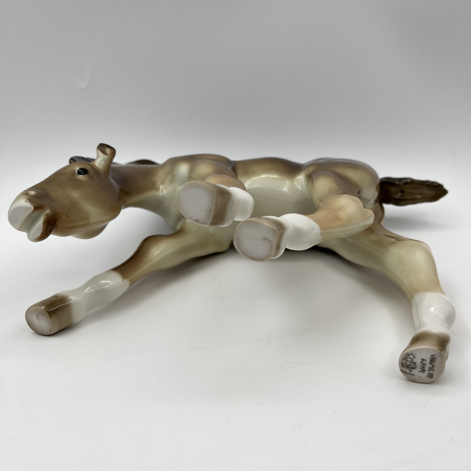 Статуэтка "Жеребёнок пасущийся (гнедой)", скульптор Б.Я. Воробьев, фарфор, роспись, аэрография, Ленинградский фарфоровый завод (ЛФЗ), Российская Федерация, 1991-2005 гг.