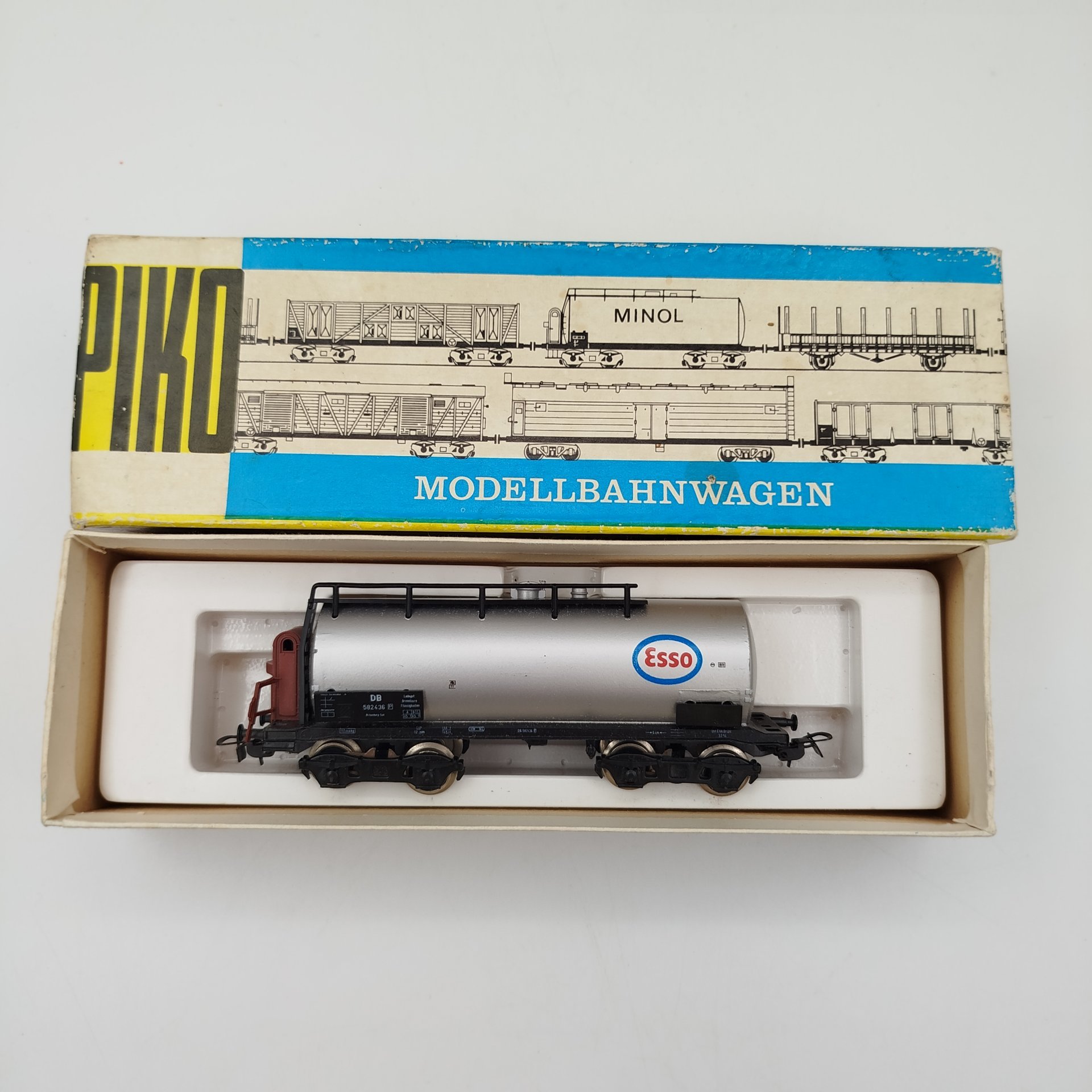 Модель железнодорожного вагона-цистерны "Esso", в оригинальной коробке, пластик, картон, Piko, ГДР, 1970-1990 гг.