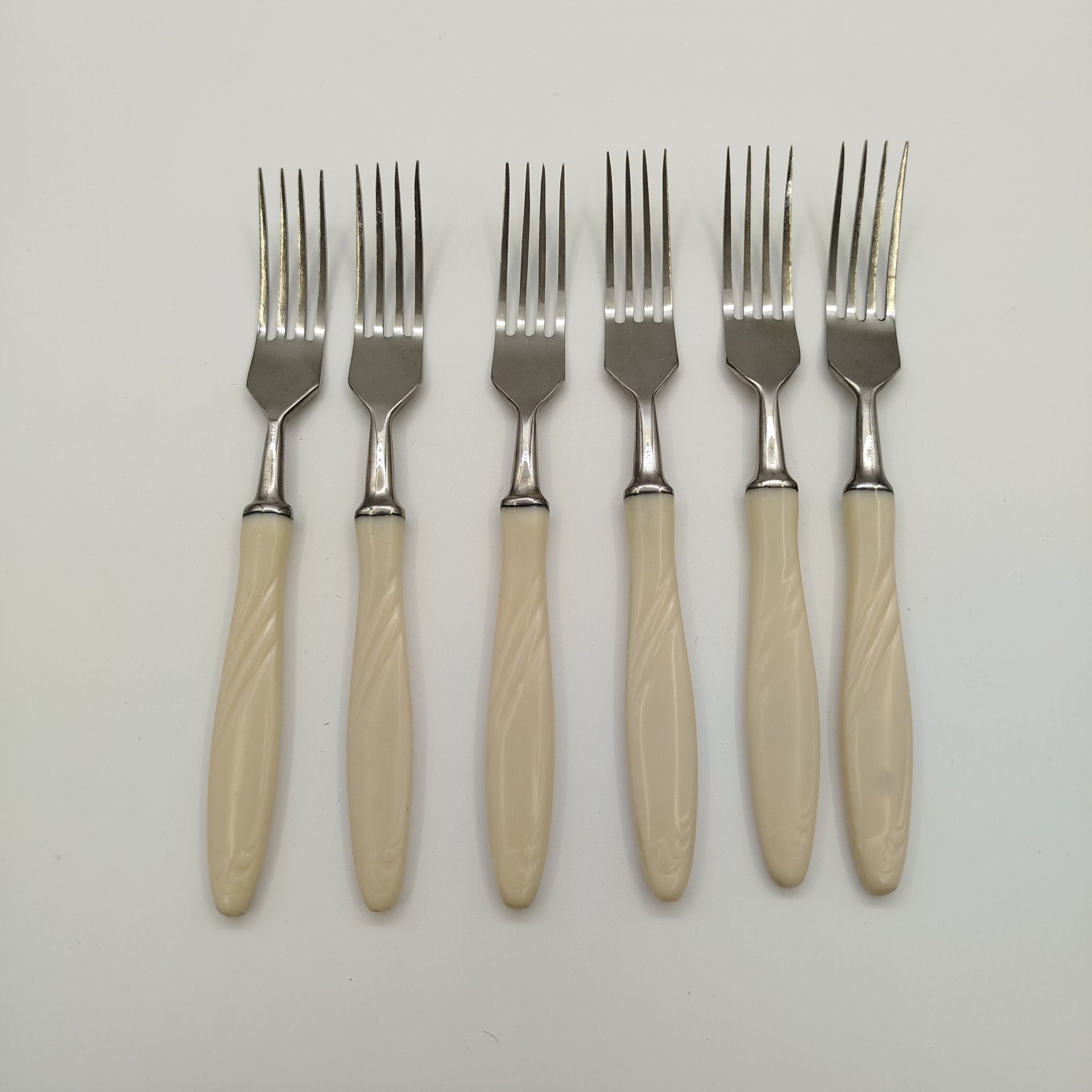Набор из шести столовых вилок, металл, пластик, СССР, 1970-1990 гг.