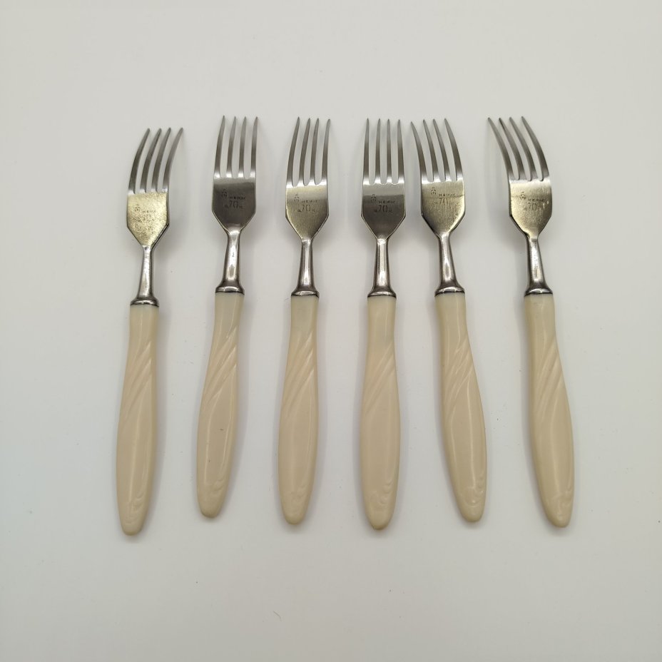Набор из шести столовых вилок