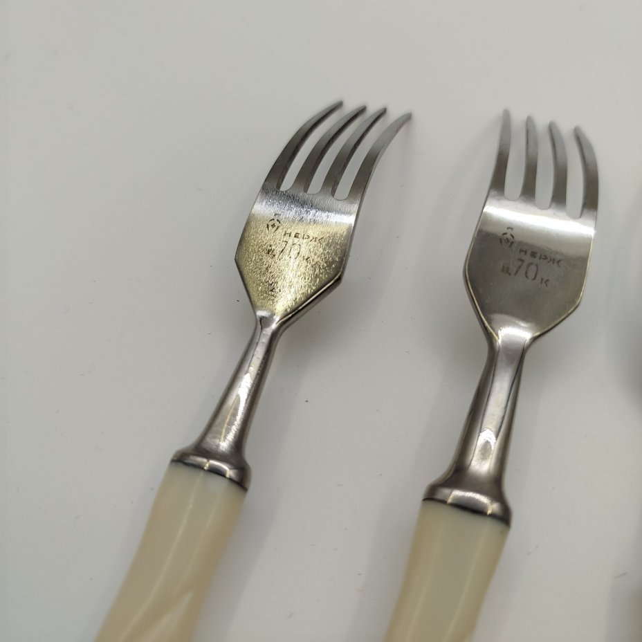 Набор из шести столовых вилок