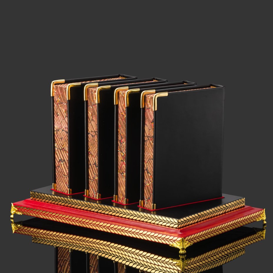 Книга в кожаном переплете "Капитал" К. Маркс  в 4-х томах на подставке, бумага, кожаный переплет, тиснение, золочение, обрез с принтом, художественная накладка; подставка из дерева, обтянутая кожей с металлическими накладками, Российская Федерация, 2025 г.