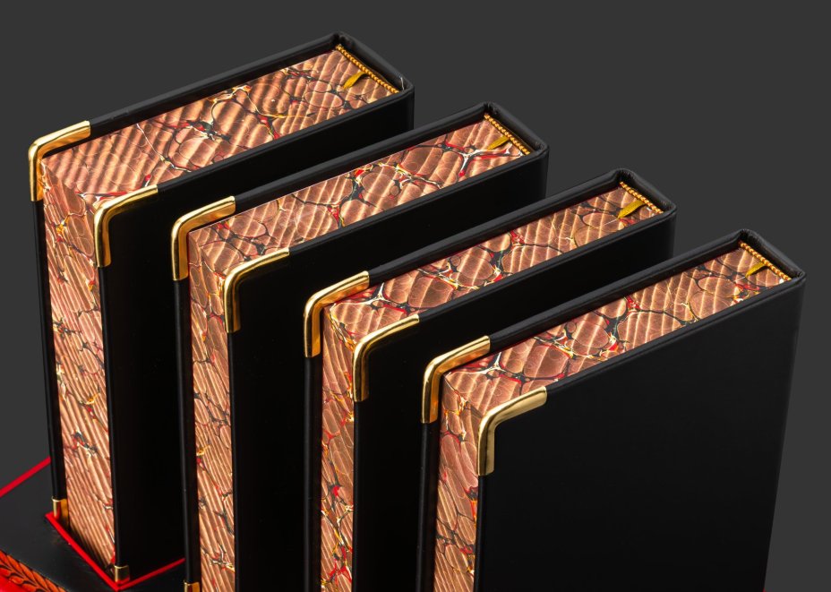 Книга в кожаном переплете "Капитал" К. Маркс  в 4-х томах на подставке, бумага, кожаный переплет, тиснение, золочение, обрез с принтом, художественная накладка; подставка из дерева, обтянутая кожей с металлическими накладками, Российская Федерация, 2025 г.