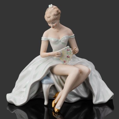 [Большой размер] Статуэтка "Дама с веером", фарфор, роспись, золочение, VEB Schaubach Kunst Lichte-Wallendorf, Германия, 1963-1990 гг.