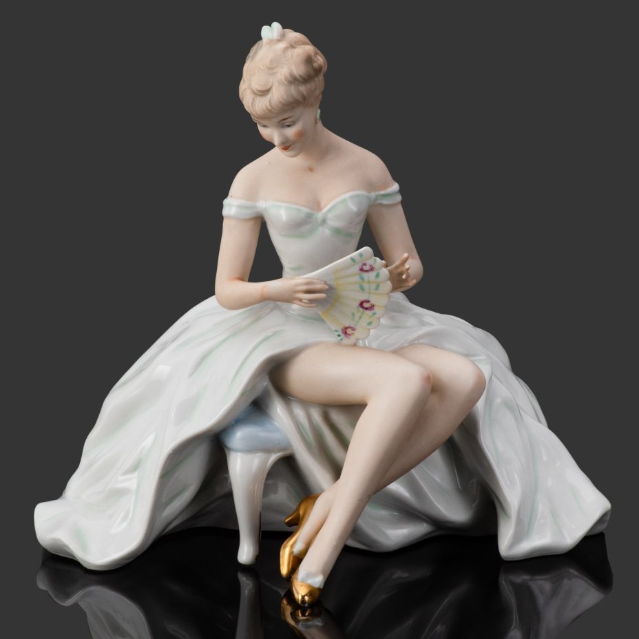 [Большой размер] Статуэтка "Дама с веером", фарфор, роспись, золочение, VEB Schaubach Kunst Lichte-Wallendorf, Германия, 1963-1990 гг.