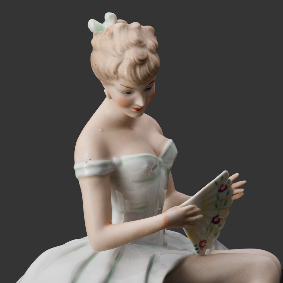 [Большой размер] Статуэтка "Дама с веером", фарфор, роспись, золочение, VEB Schaubach Kunst Lichte-Wallendorf, Германия, 1963-1990 гг.