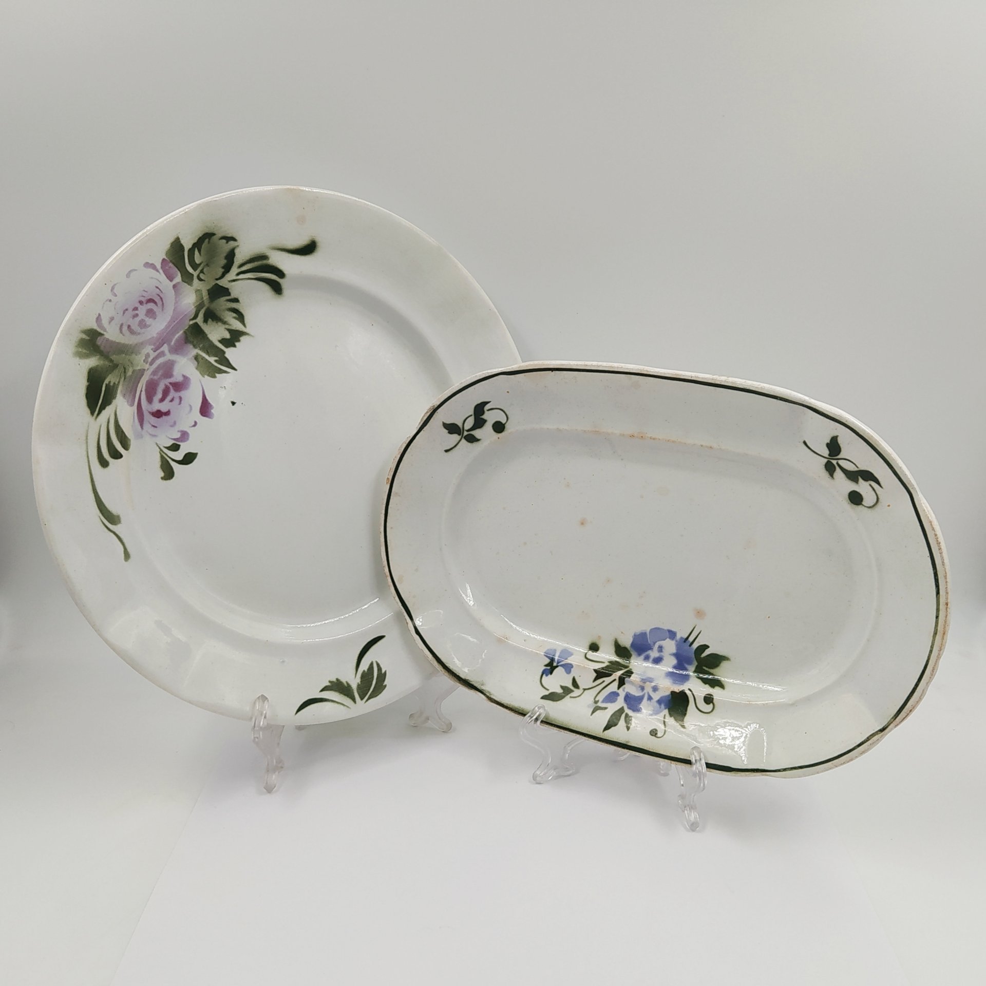 Набор из блюда и тарелки с цветочным декором, экспортное клеймо "Foreign made", фаянс, аэрография по трафарету, СССР, 1920-1930 гг.