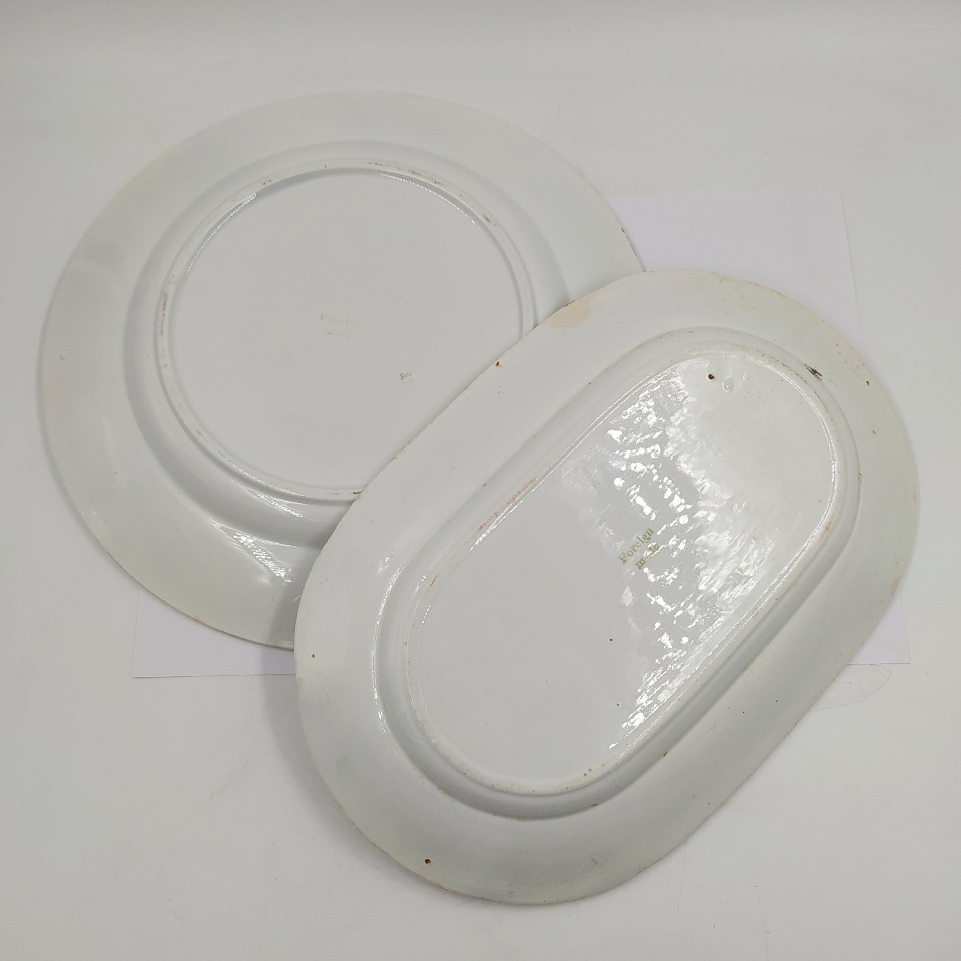 Набор из блюда и тарелки с цветочным декором, экспортное клеймо "Foreign made", фаянс, аэрография по трафарету, СССР, 1920-1930 гг.