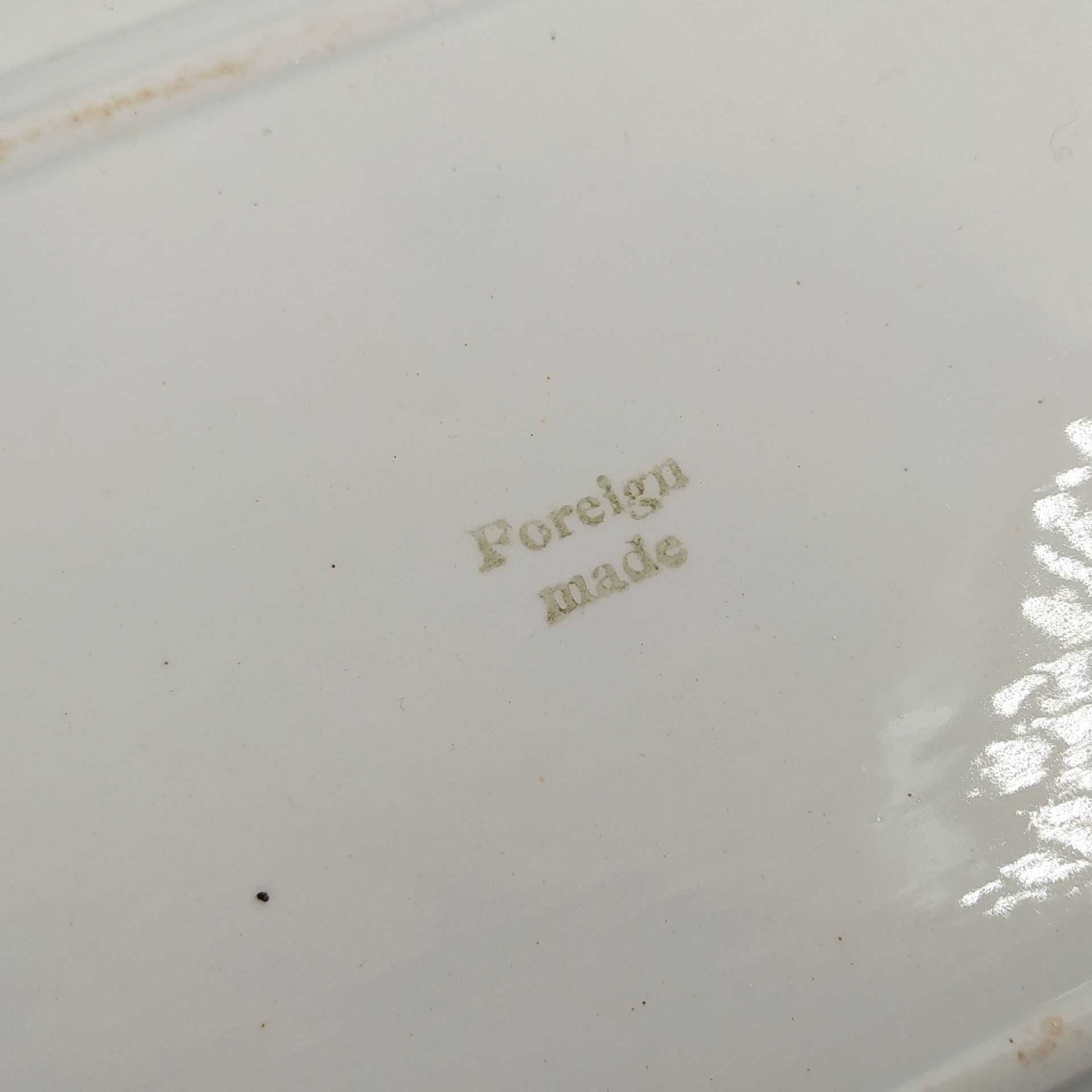 Набор из блюда и тарелки с цветочным декором, экспортное клеймо "Foreign made", фаянс, аэрография по трафарету, СССР, 1920-1930 гг.