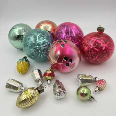 Набор из 15-ти ёлочных игрушек разной формы и размера (6 шарообразной формы и 9 миниатюрных ёлочных игрушек), стекло, роспись, металл, СССР, 1960-1980 гг.