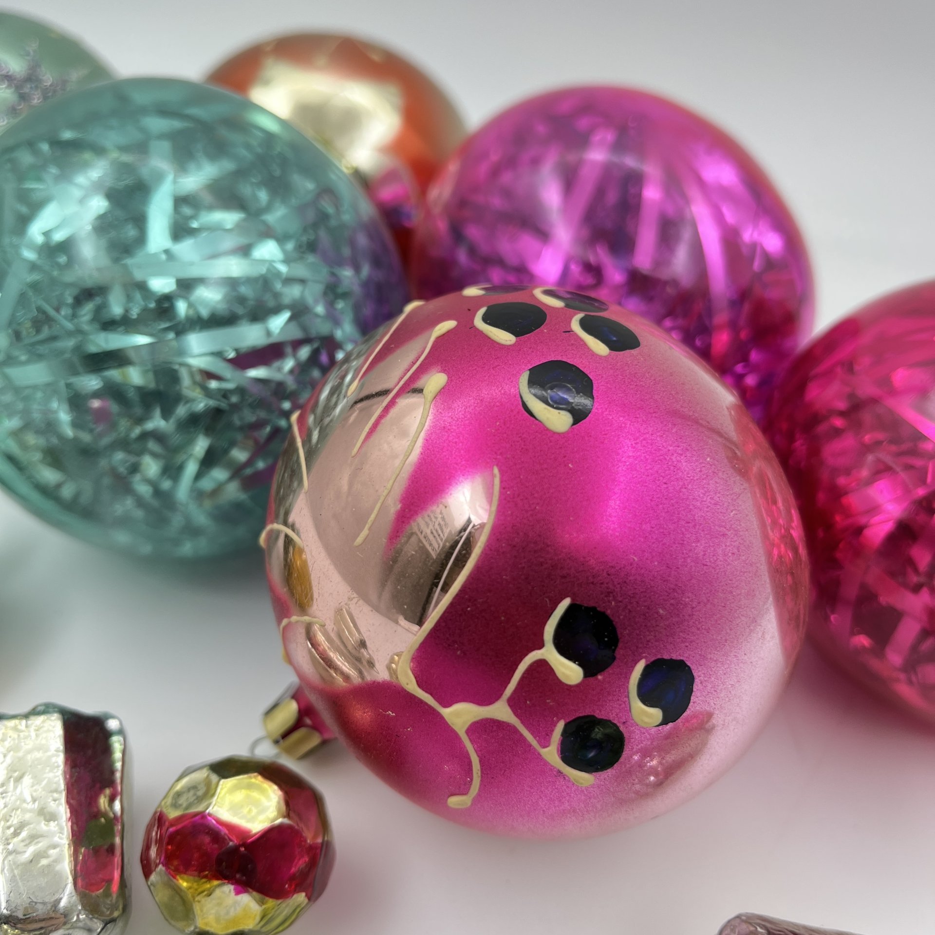 Набор из 15-ти ёлочных игрушек разной формы и размера (6 шарообразной формы и 9 миниатюрных ёлочных игрушек), стекло, роспись, металл, СССР, 1960-1980 гг.