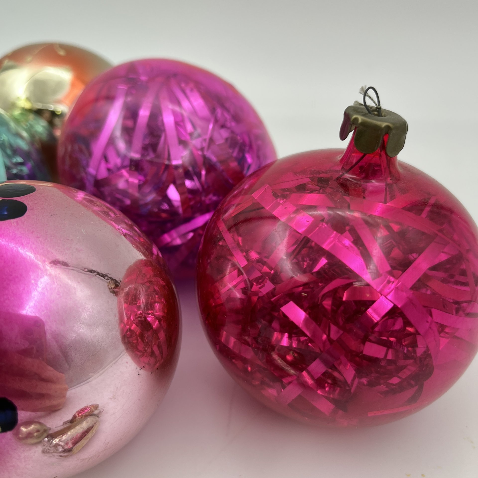 Набор из 15-ти ёлочных игрушек разной формы и размера (6 шарообразной формы и 9 миниатюрных ёлочных игрушек), стекло, роспись, металл, СССР, 1960-1980 гг.