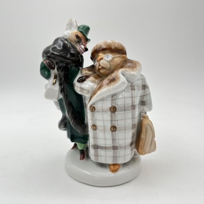 Статуэтка "Лиса и бобер" по мотивам басни С.В. Михалкова, скульптор Воробьев Б.Я., художник Ризнич И.И., фарфор, роспись, золочение, Ленинградский фарфоровый завод (ЛФЗ), СССР, 1950-1960 гг.