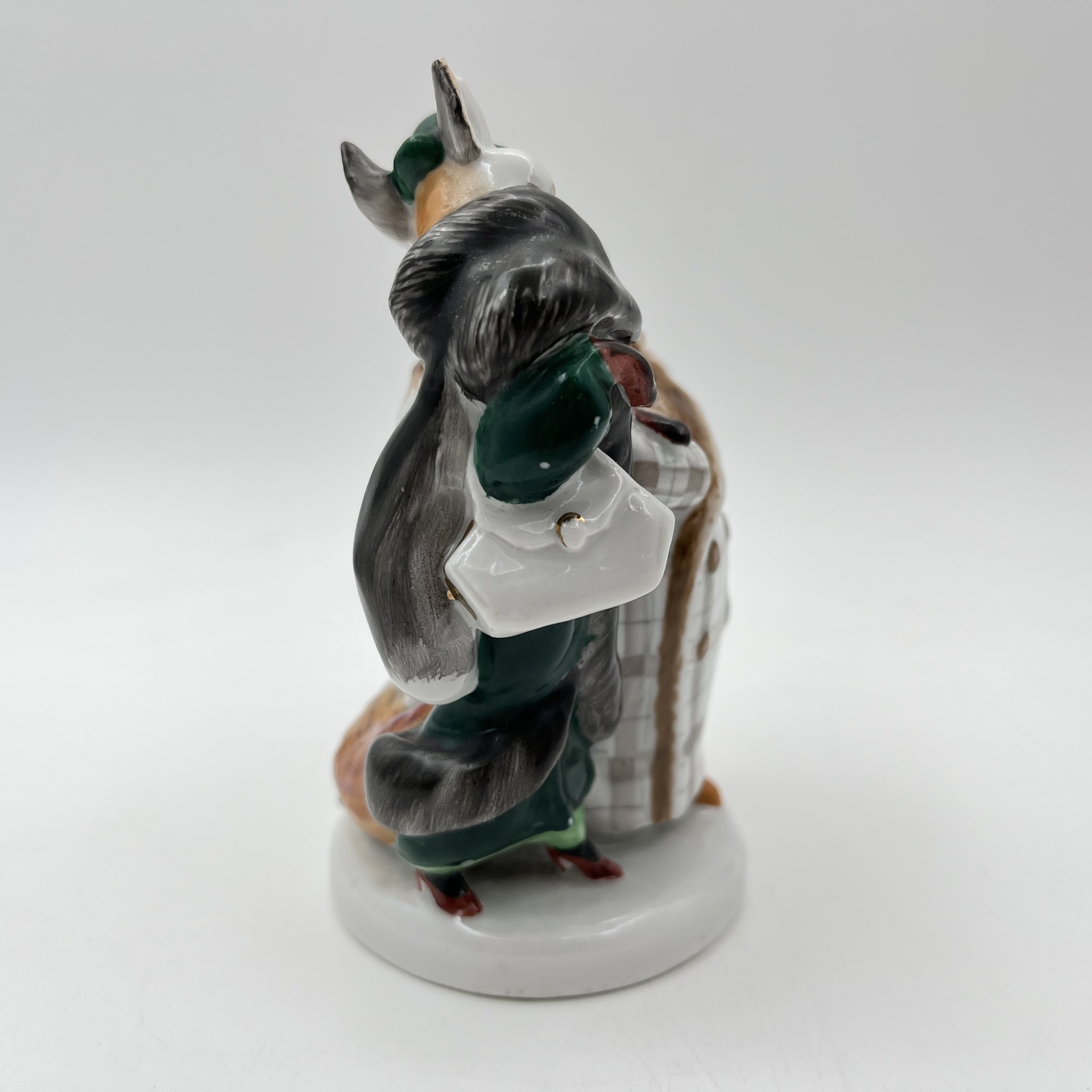 Статуэтка "Лиса и бобер" по мотивам басни С.В. Михалкова, скульптор Воробьев Б.Я., художник Ризнич И.И., фарфор, роспись, золочение, Ленинградский фарфоровый завод (ЛФЗ), СССР, 1950-1960 гг.