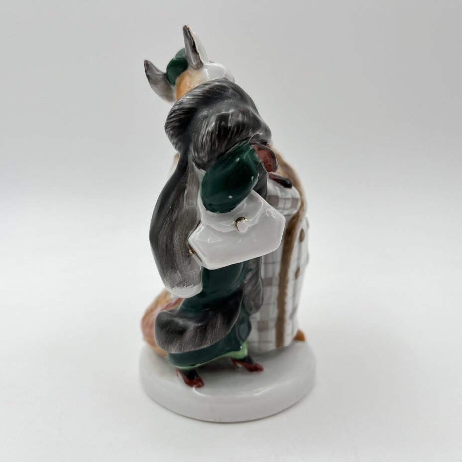 Статуэтка "Лиса и бобер" по мотивам басни С.В. Михалкова, скульптор Воробьев Б.Я., художник Ризнич И.И., фарфор, роспись, золочение, Ленинградский фарфоровый завод (ЛФЗ), СССР, 1950-1960 гг.