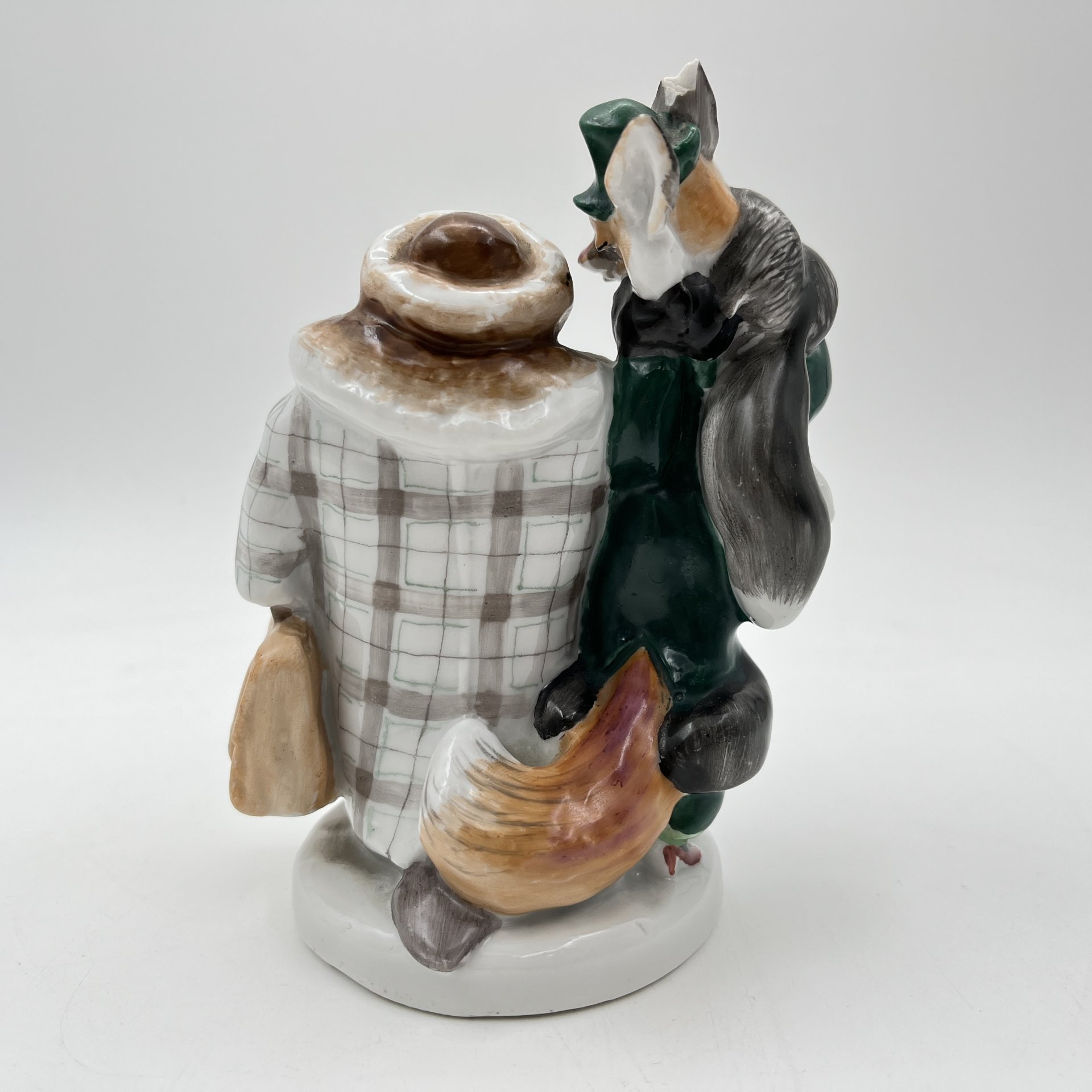 Статуэтка "Лиса и бобер" по мотивам басни С.В. Михалкова, скульптор Воробьев Б.Я., художник Ризнич И.И., фарфор, роспись, золочение, Ленинградский фарфоровый завод (ЛФЗ), СССР, 1950-1960 гг.