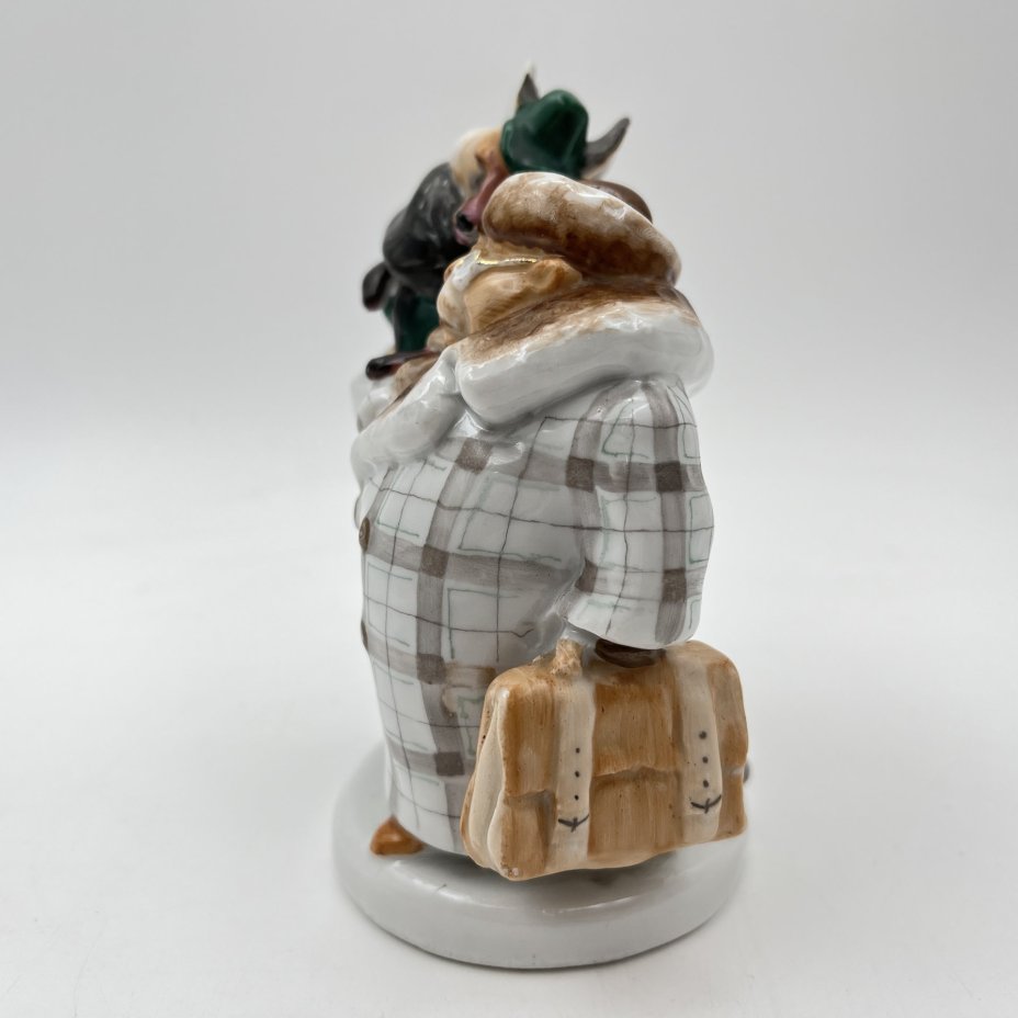 Статуэтка "Лиса и бобер" по мотивам басни С.В. Михалкова, скульптор Воробьев Б.Я., художник Ризнич И.И., фарфор, роспись, золочение, Ленинградский фарфоровый завод (ЛФЗ), СССР, 1950-1960 гг.