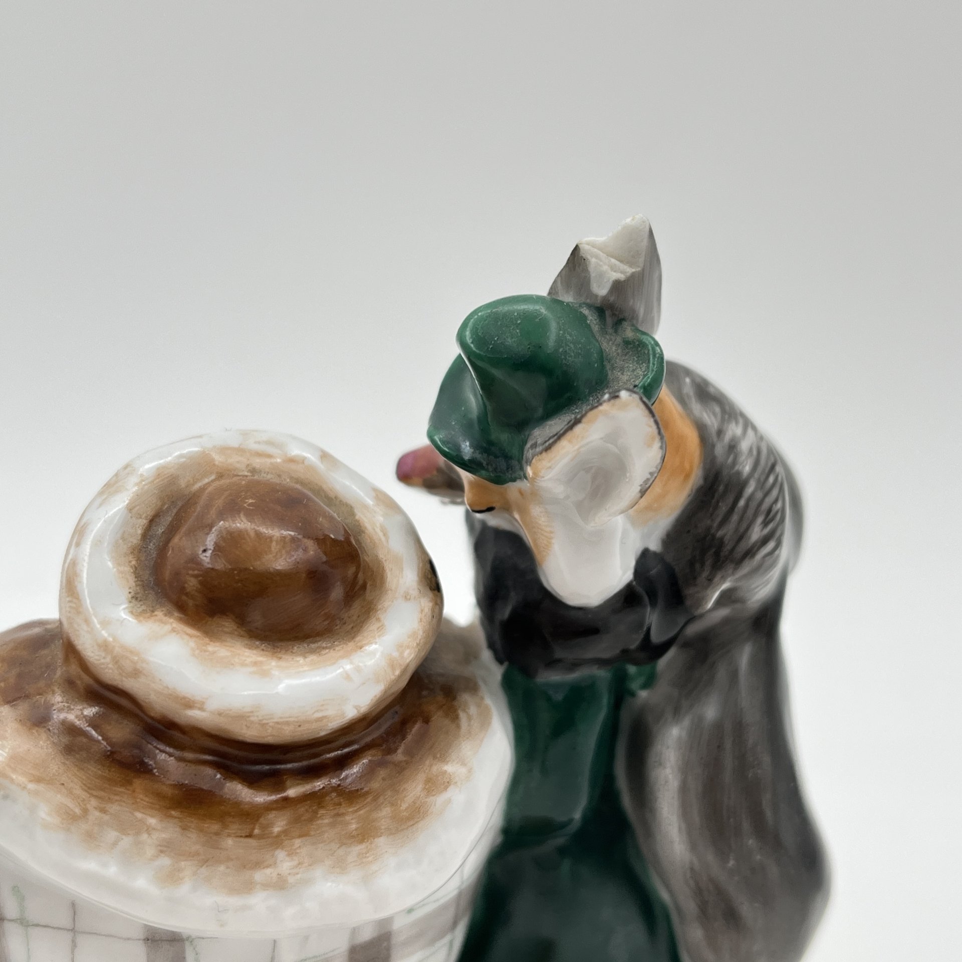 Статуэтка "Лиса и бобер" по мотивам басни С.В. Михалкова, скульптор Воробьев Б.Я., художник Ризнич И.И., фарфор, роспись, золочение, Ленинградский фарфоровый завод (ЛФЗ), СССР, 1950-1960 гг.