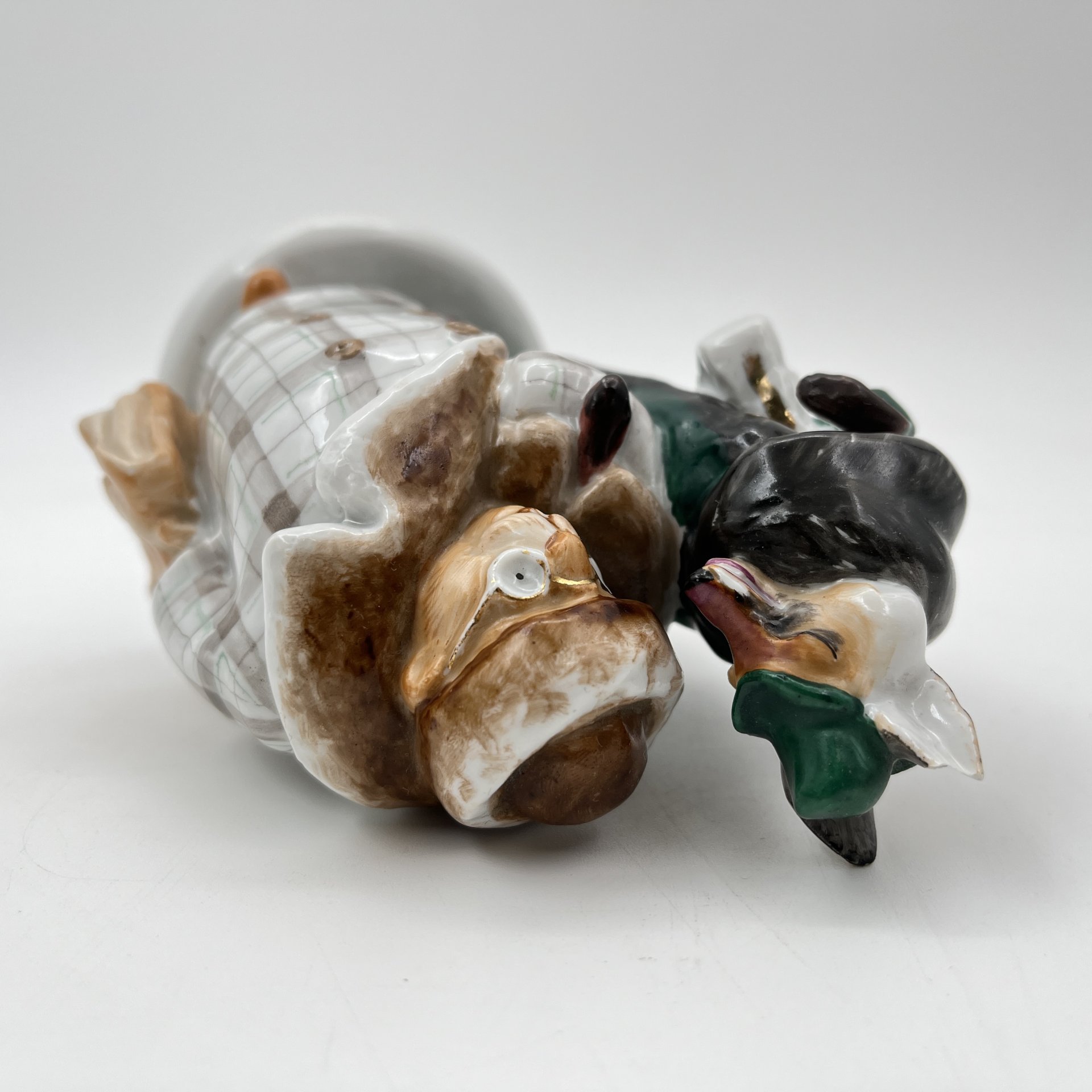 Статуэтка "Лиса и бобер" по мотивам басни С.В. Михалкова, скульптор Воробьев Б.Я., художник Ризнич И.И., фарфор, роспись, золочение, Ленинградский фарфоровый завод (ЛФЗ), СССР, 1950-1960 гг.