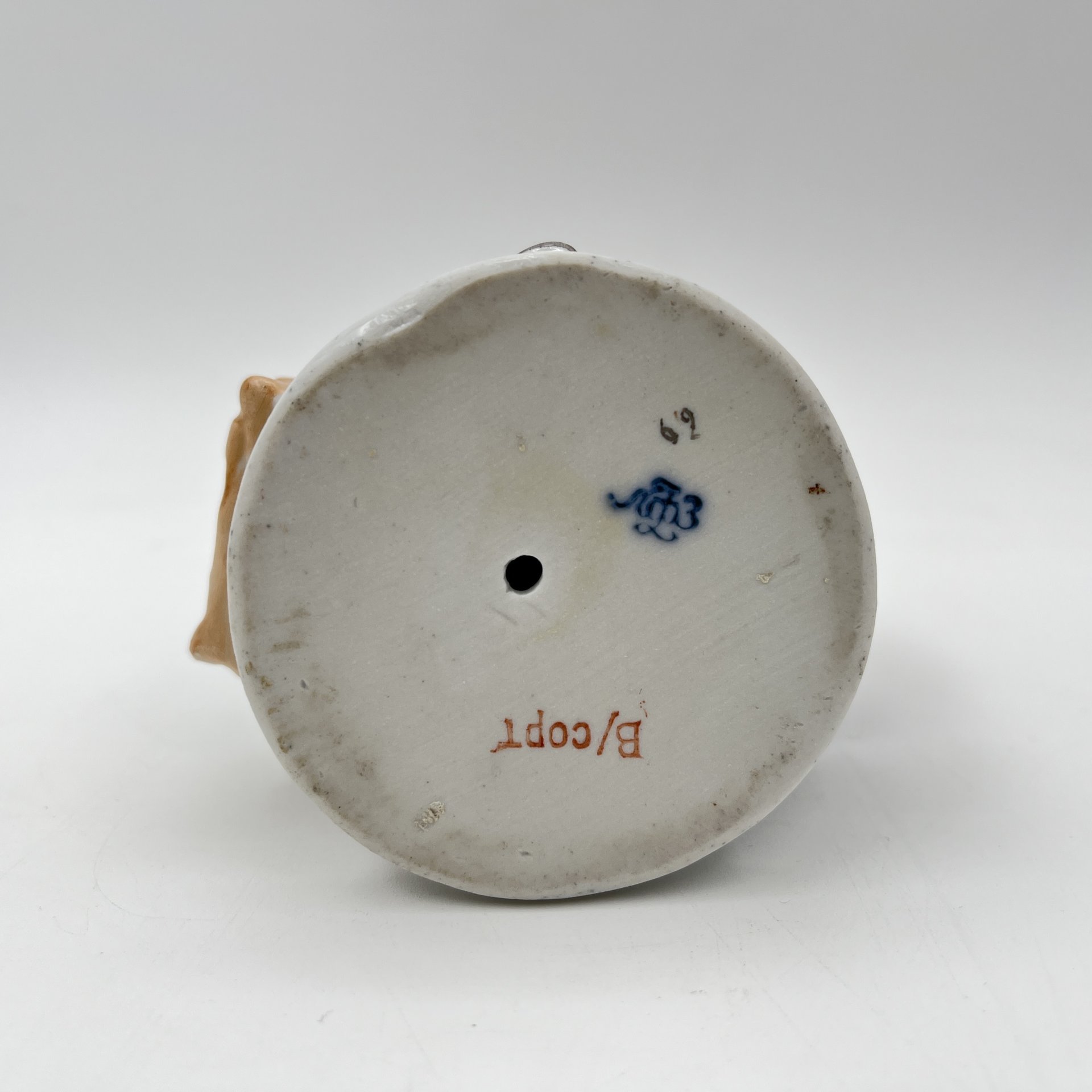 Статуэтка "Лиса и бобер" по мотивам басни С.В. Михалкова, скульптор Воробьев Б.Я., художник Ризнич И.И., фарфор, роспись, золочение, Ленинградский фарфоровый завод (ЛФЗ), СССР, 1950-1960 гг.