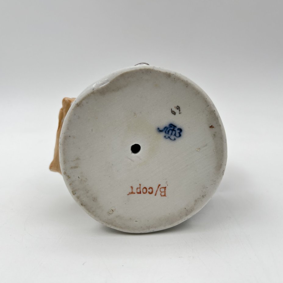 Статуэтка "Лиса и бобер" по мотивам басни С.В. Михалкова, скульптор Воробьев Б.Я., художник Ризнич И.И., фарфор, роспись, золочение, Ленинградский фарфоровый завод (ЛФЗ), СССР, 1950-1960 гг.