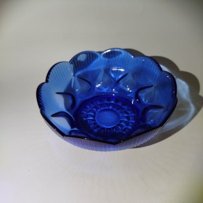 Конфетница с рельефным декором синего цвета, стекло, СССР, 1970-1990 гг.