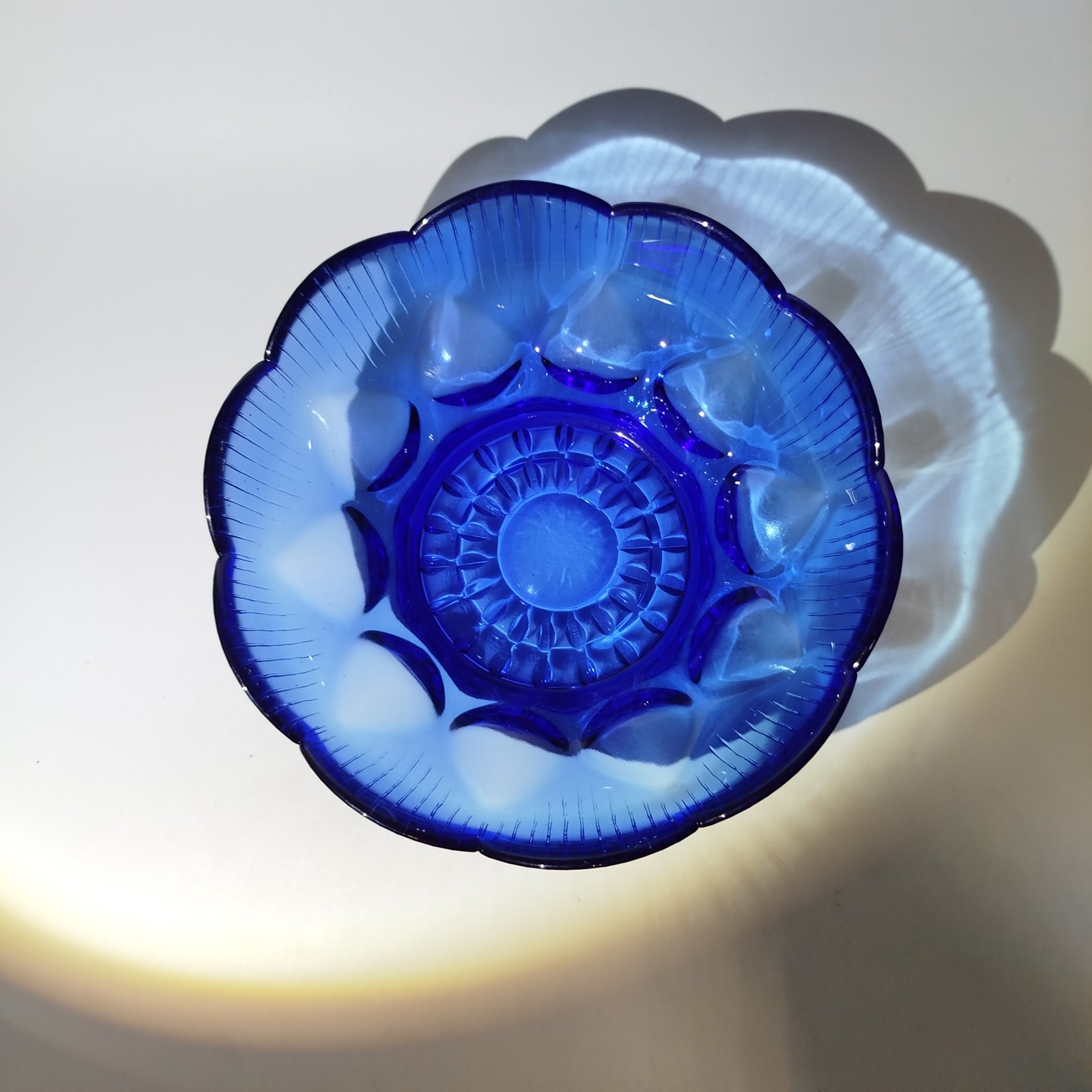 Конфетница с рельефным декором синего цвета, стекло, СССР, 1970-1990 гг.